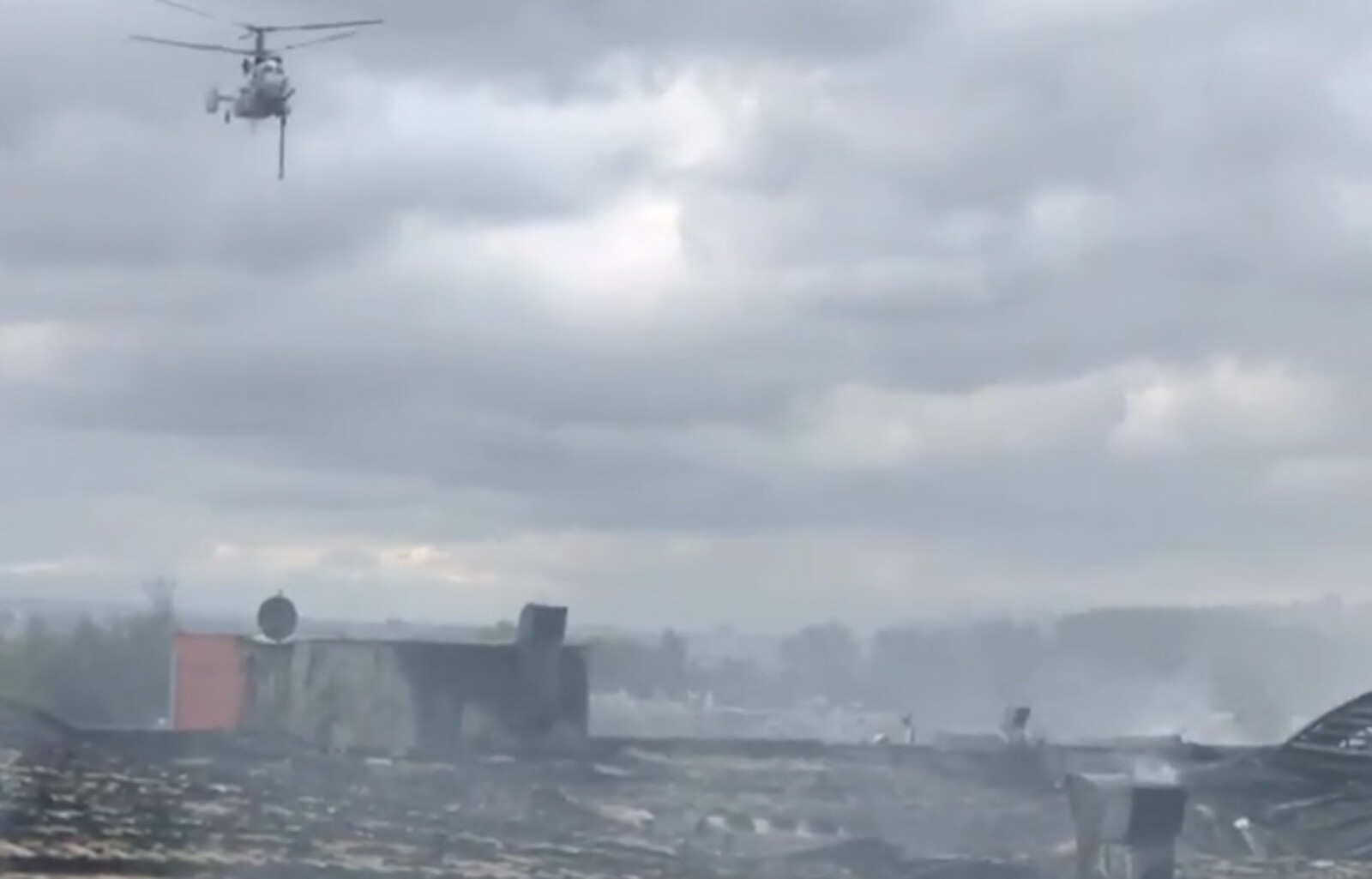 В Башкирии пожар в торговом центре тушат с помощью вертолёта