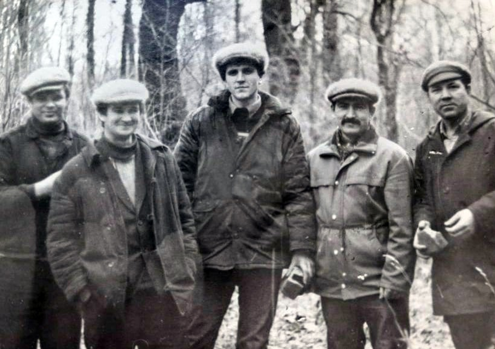 из личного архива Сергея СМАГИНА Незадолго до отправки в Киев Сергей Смагин (в центре) с сослуживцами во время ремонта нефтетрубопровода.