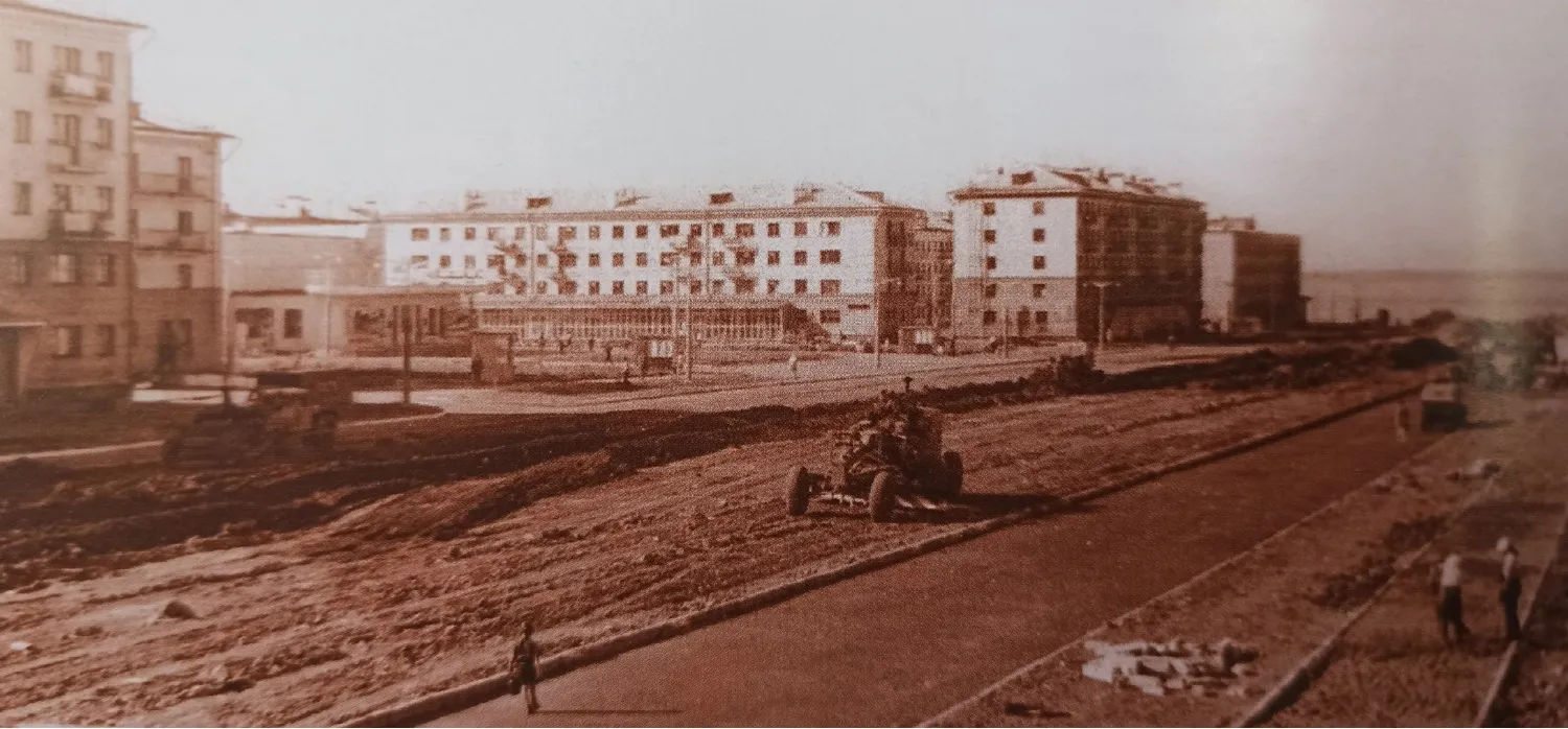 книга «Сорок пять созидательных лет». Площадь перед кинотеатром «Маяк». Середина 1960-х...