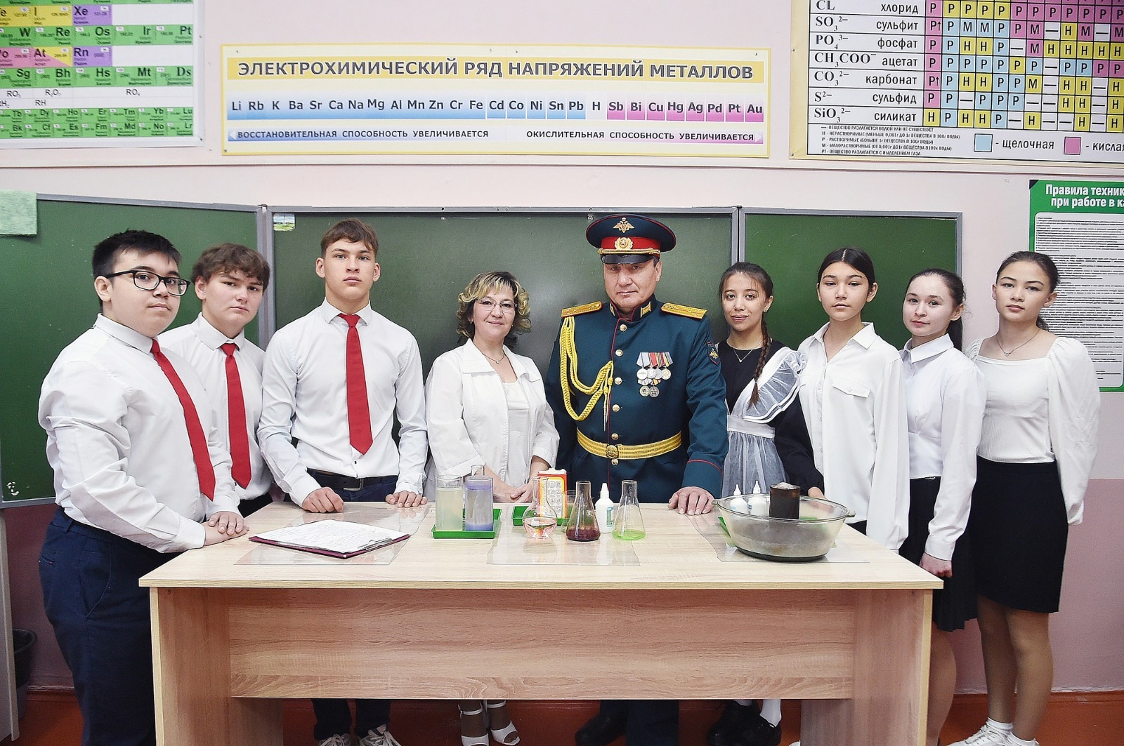 из личного архива участника СВО Рустам Яппаров умеет находить общий язык со школьниками.