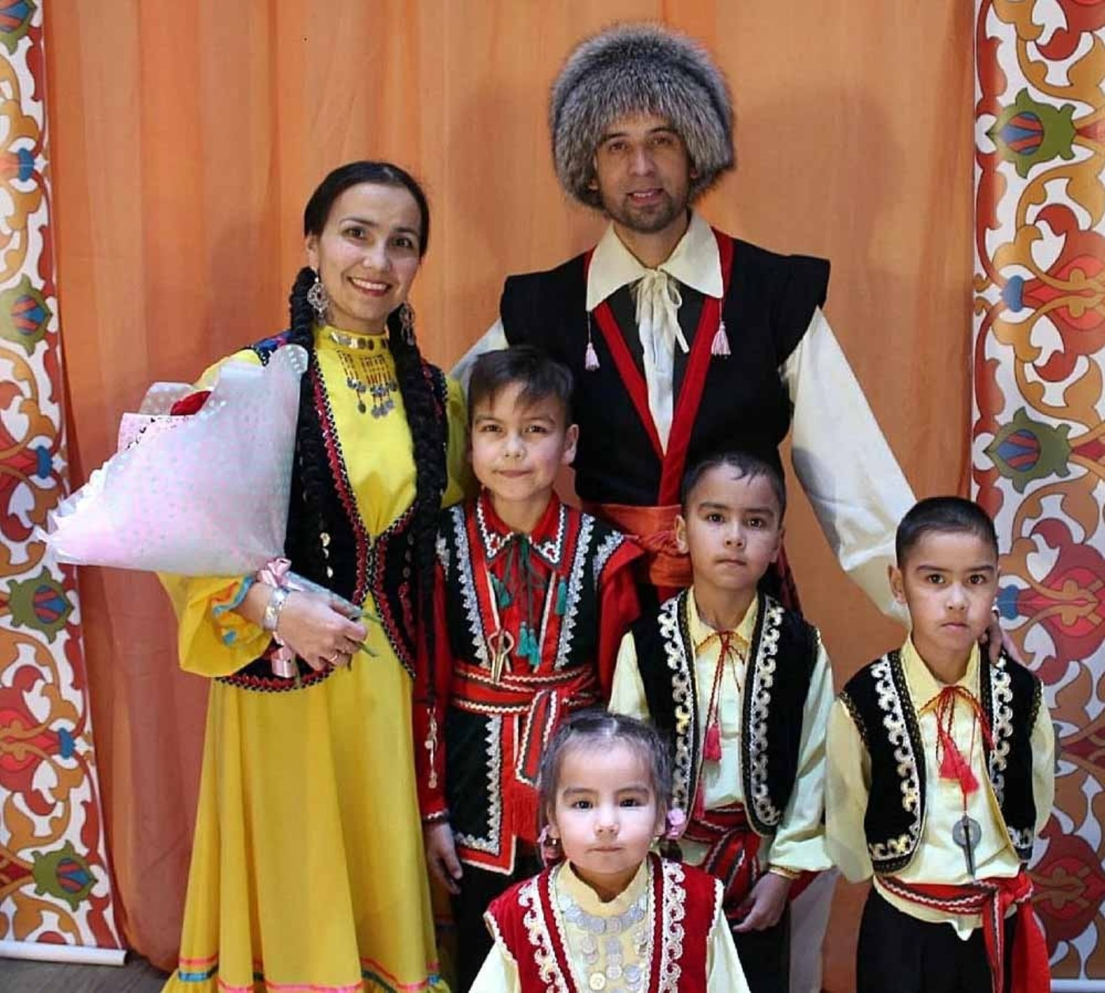 из семейного архива Узянбаевых Все дети сызмальства поют и играют на музыкальных инструментах.