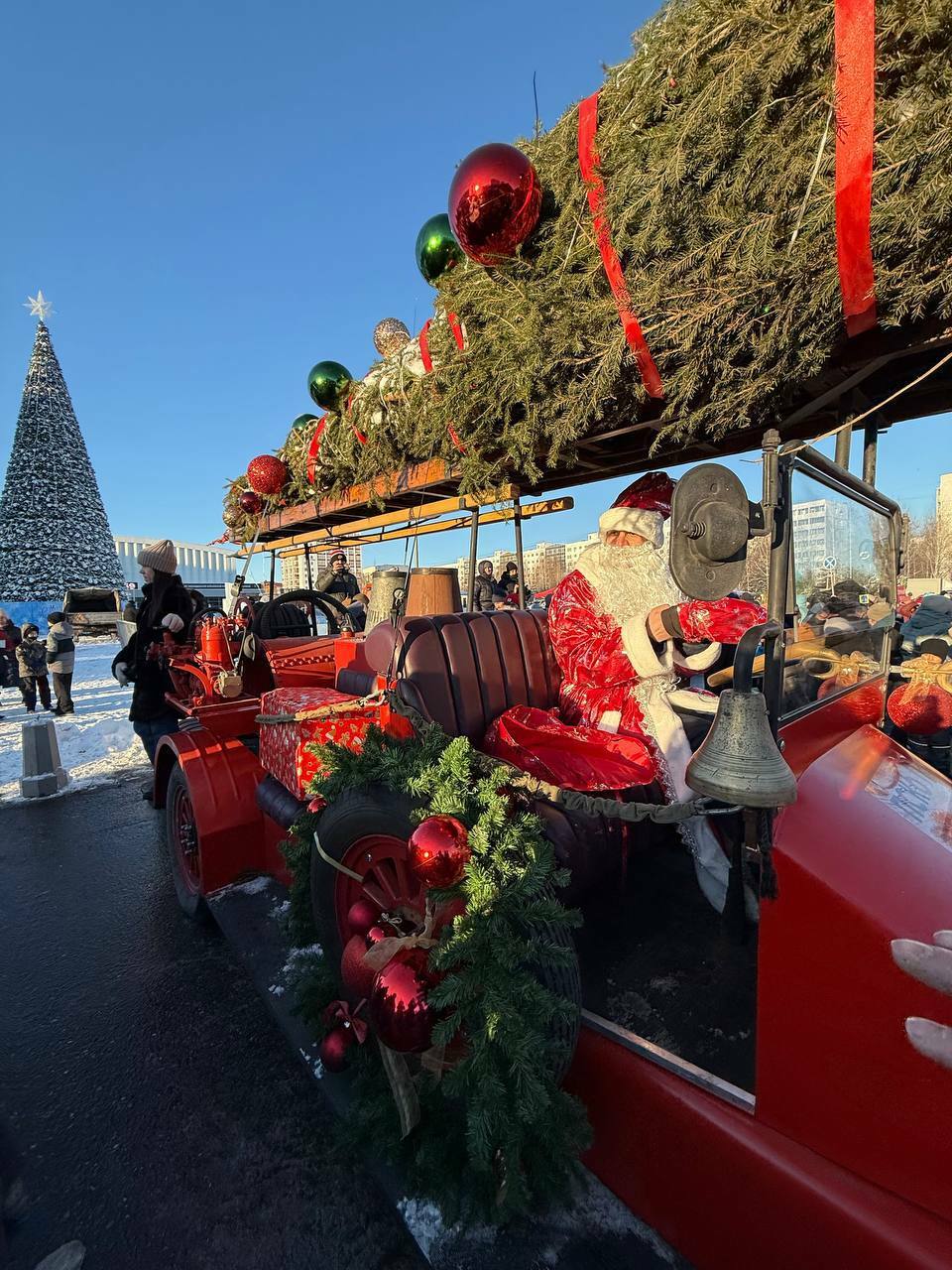 Ратмир Мавлиев поделился снимками с пробега ретромобилей