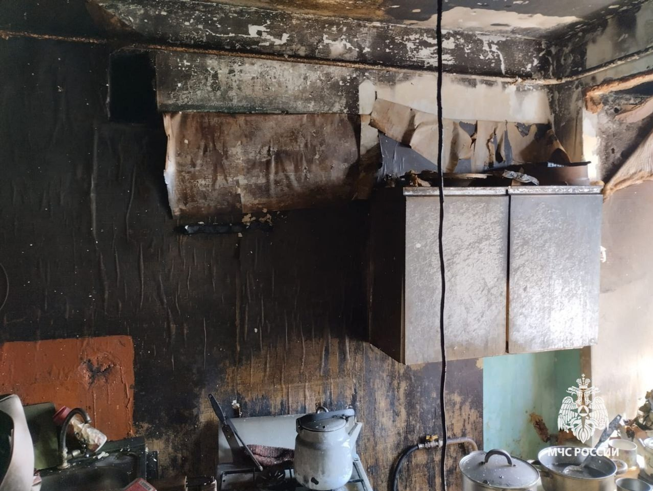 В Баймаке при пожаре огнеборцы спасли тринадцать человек