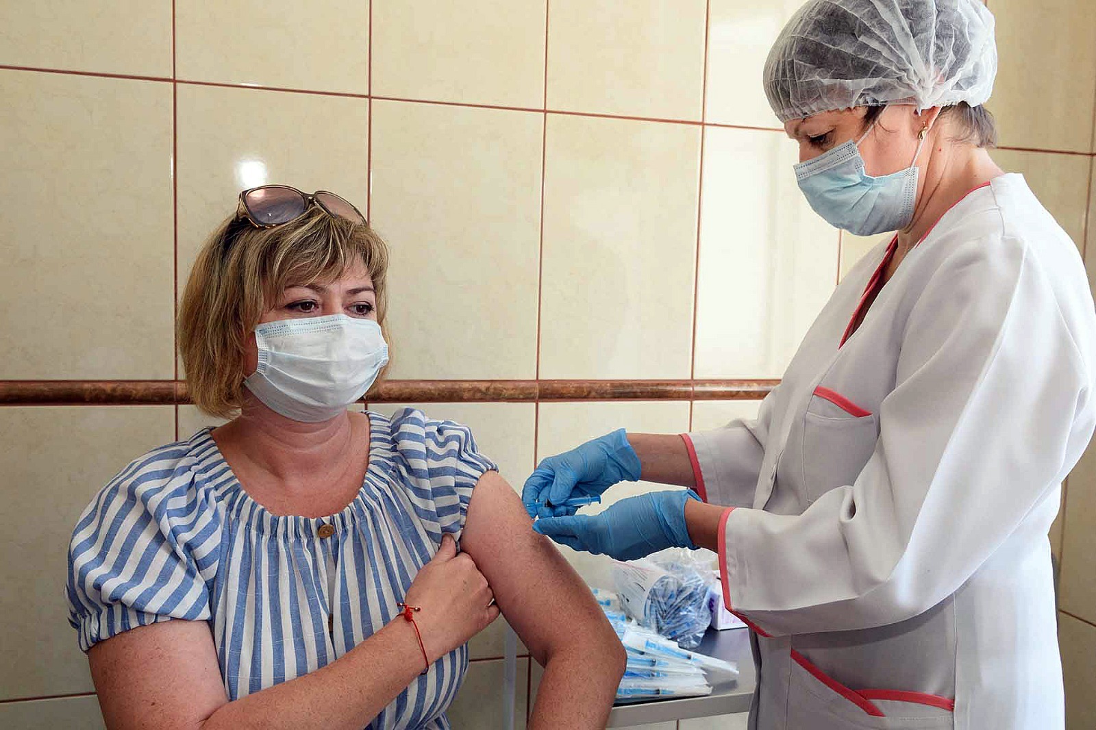 Альберт ЗАГИРОВ  Поликлиники и кабинеты вакцинации работают в две смены.