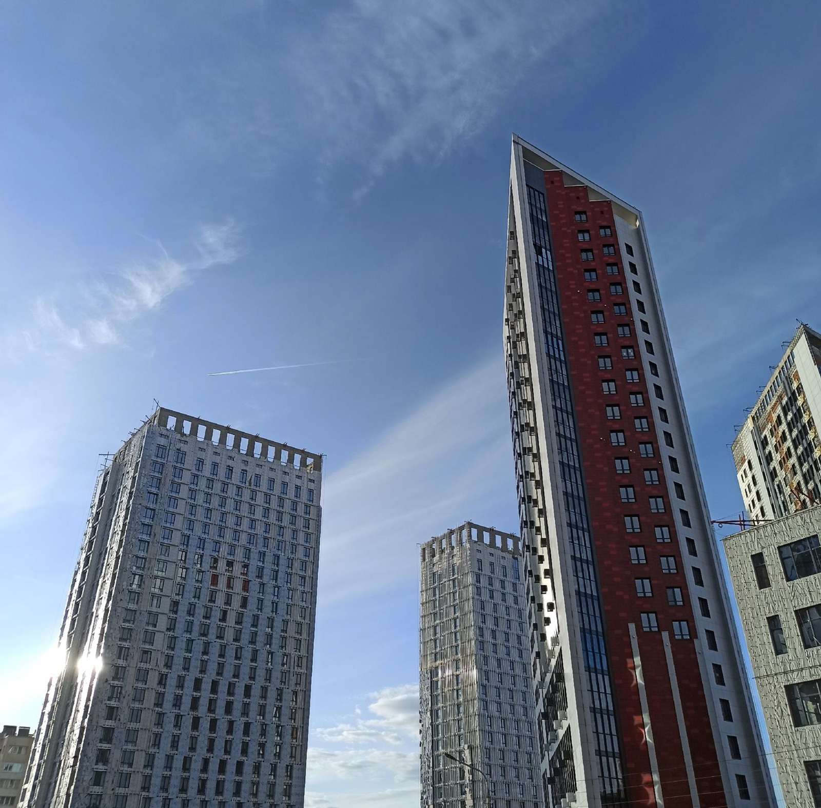 Дмитрий ФАЙЗУЛЛИН  Уже и эксперты недоумевают — для кого строятся эти высотки?