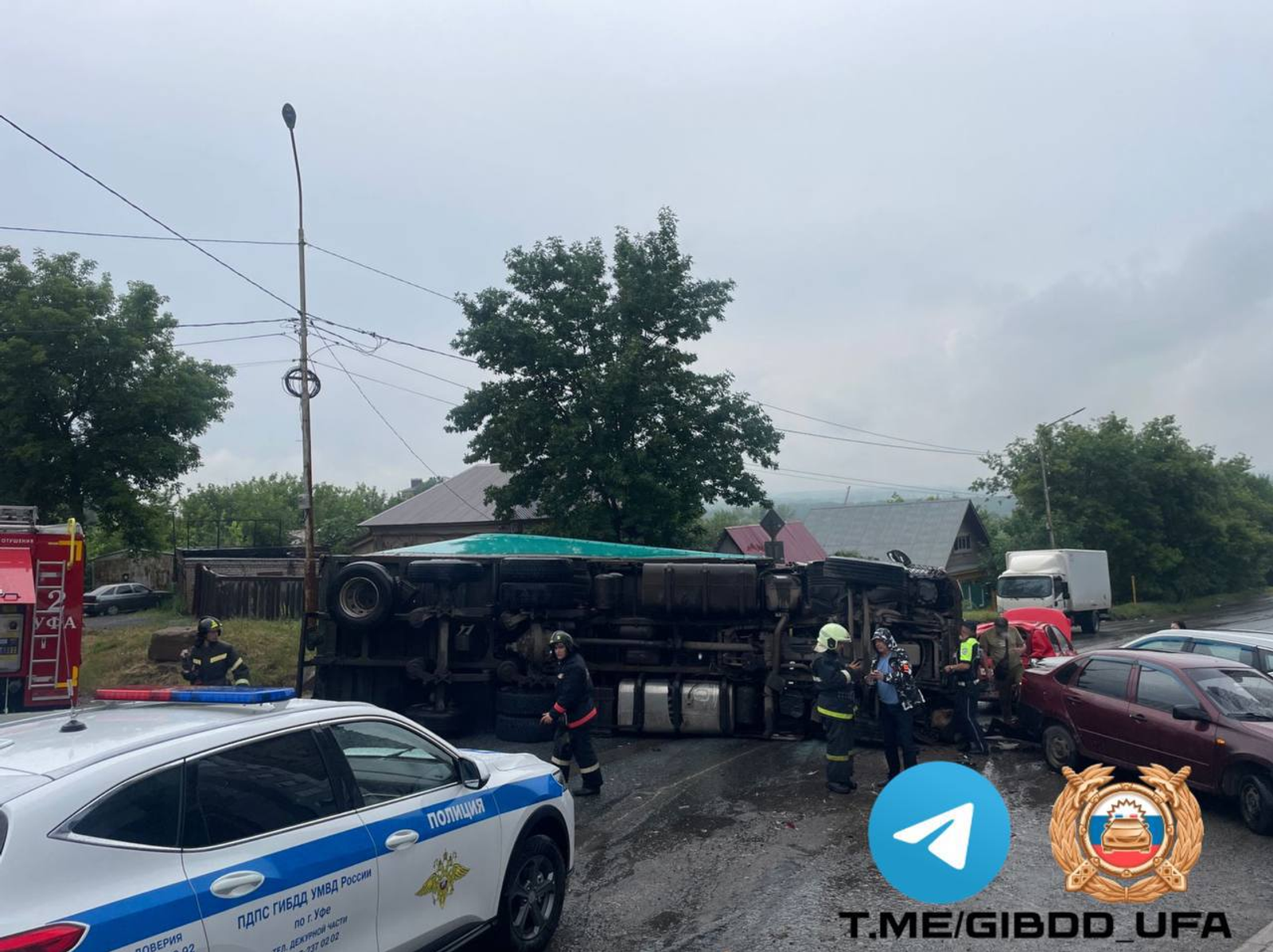 В Уфе грузовик снёс припаркованные легковушки