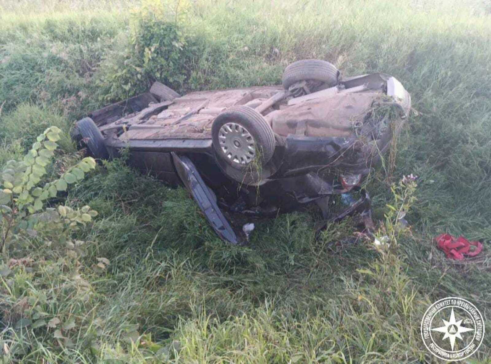 В Башкирии «Шкода» слетела с трассы и перевернулась