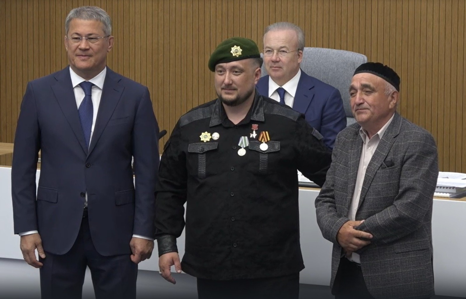 Глава Башкирии вручил медаль генерала Шаймуратова рядовому Азамату Шагисултанову