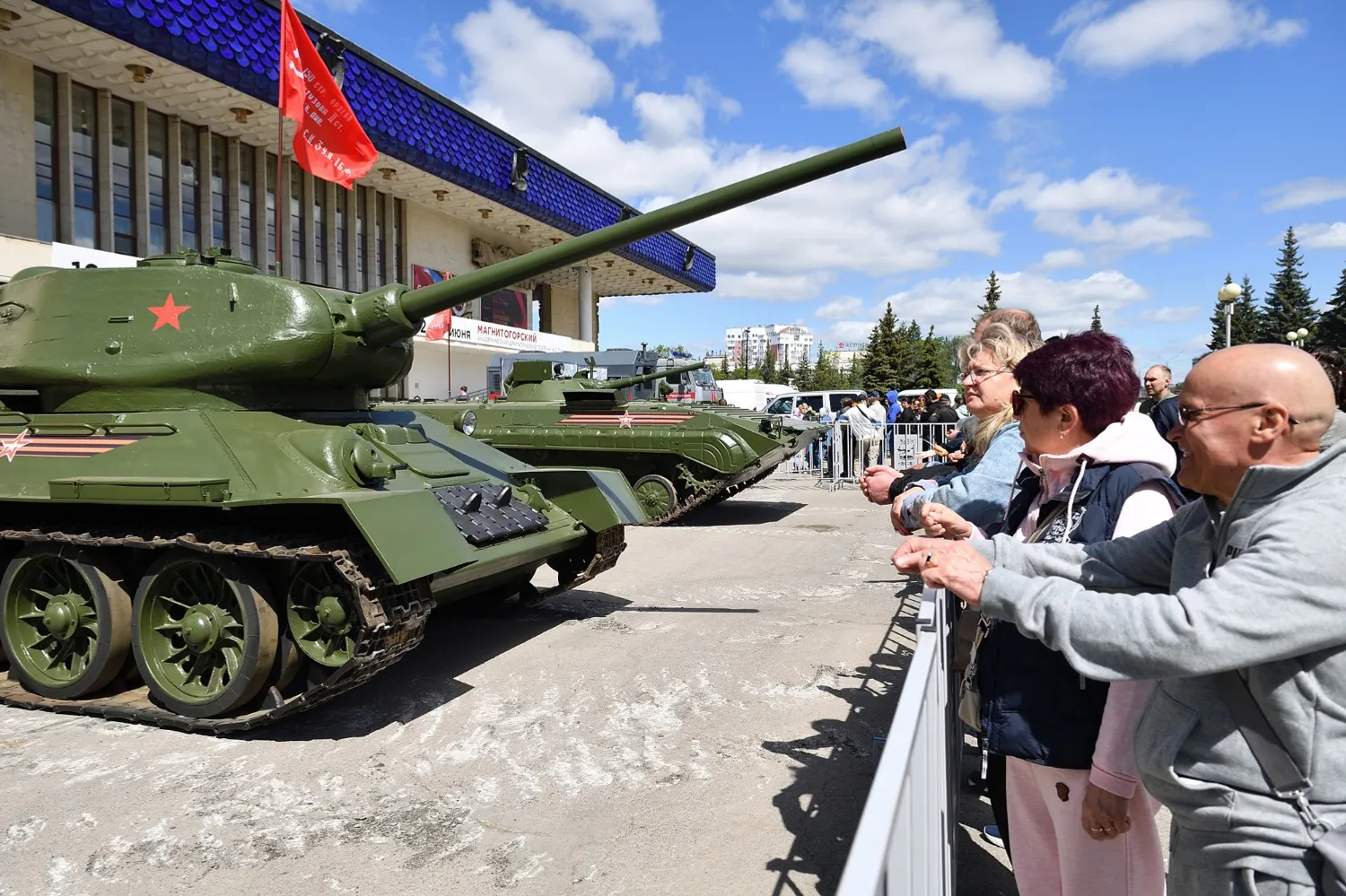 На площади перед Русским драмтеатром в Уфе — выставка военной техники.