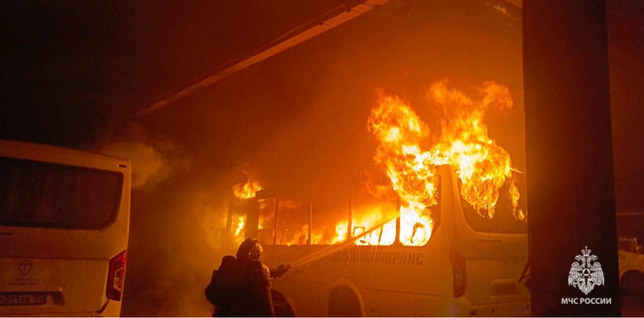 В Башкирии в ремонтном цеху сгорел автобус