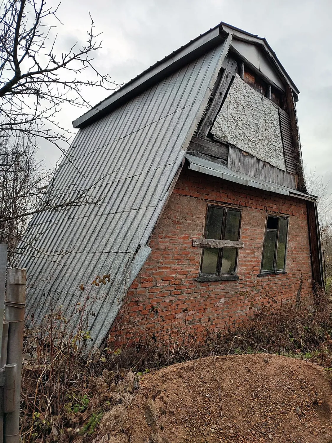 Николай КУЗНЕЦОВ  Хозяев брошенных участков давно предупреждают о штрафах.