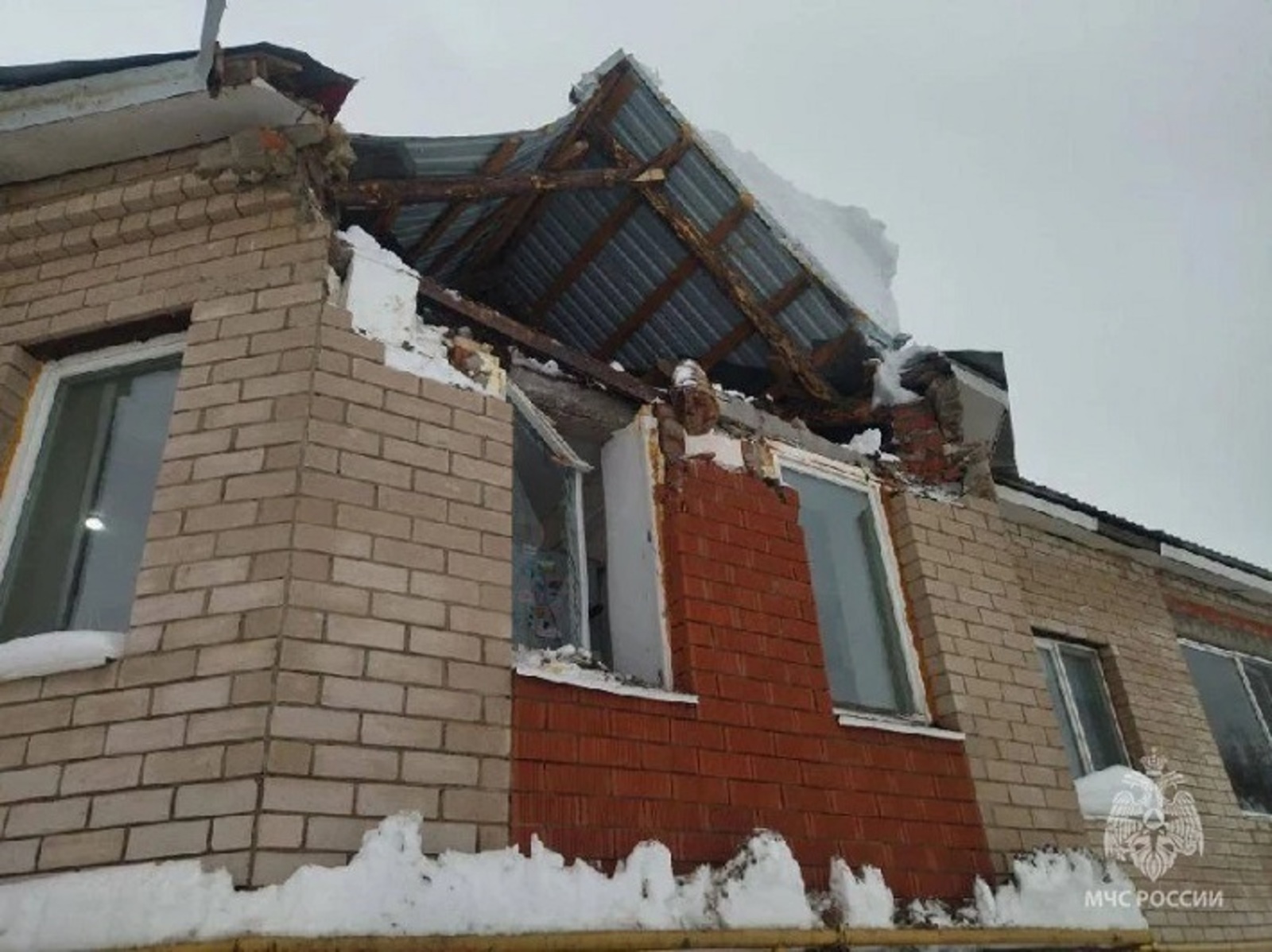 В Башкирии под тяжестью снега рухнул фронтон дома