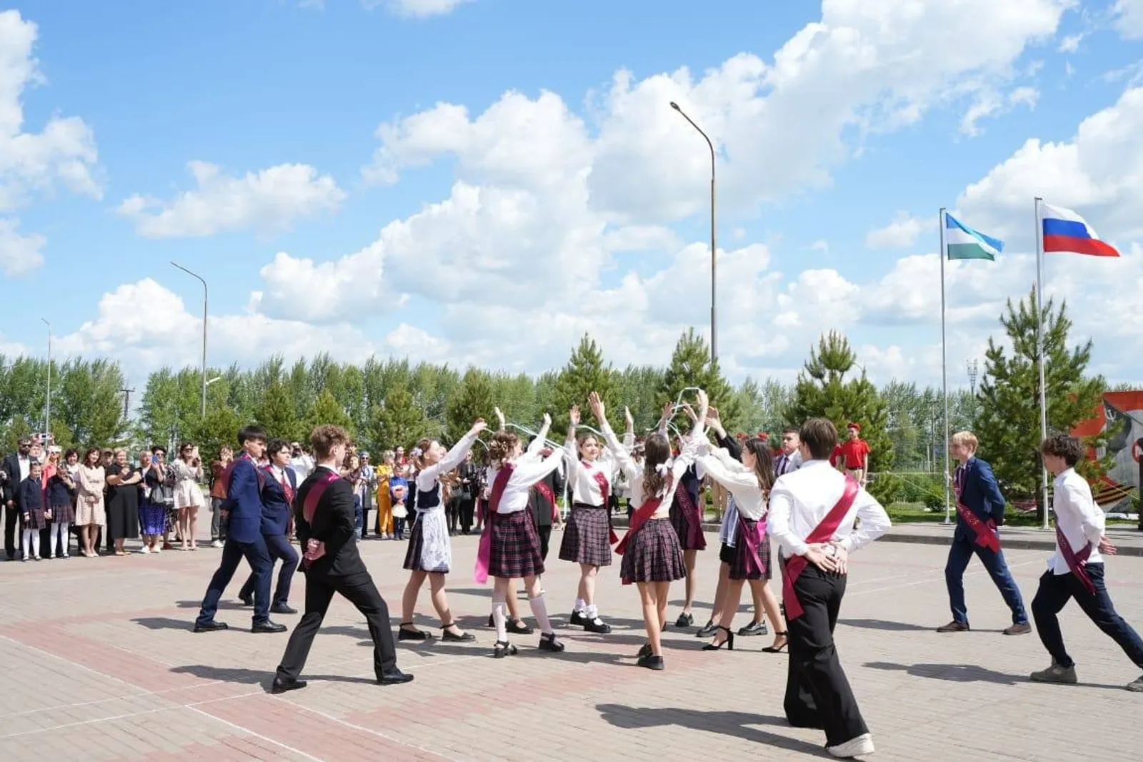 Сегодня в Уфе для 4,5 тысячи одиннадцатиклассников прозвенел Последний звонок