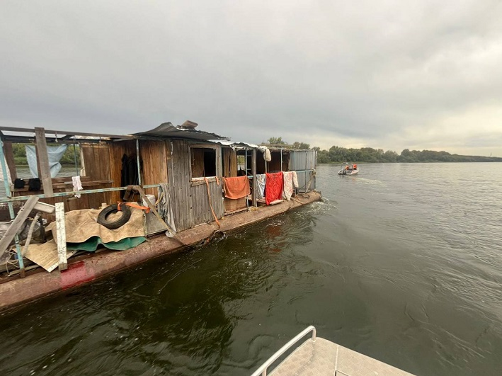 В Уфе два «Робинзона» посадили на мель понтон