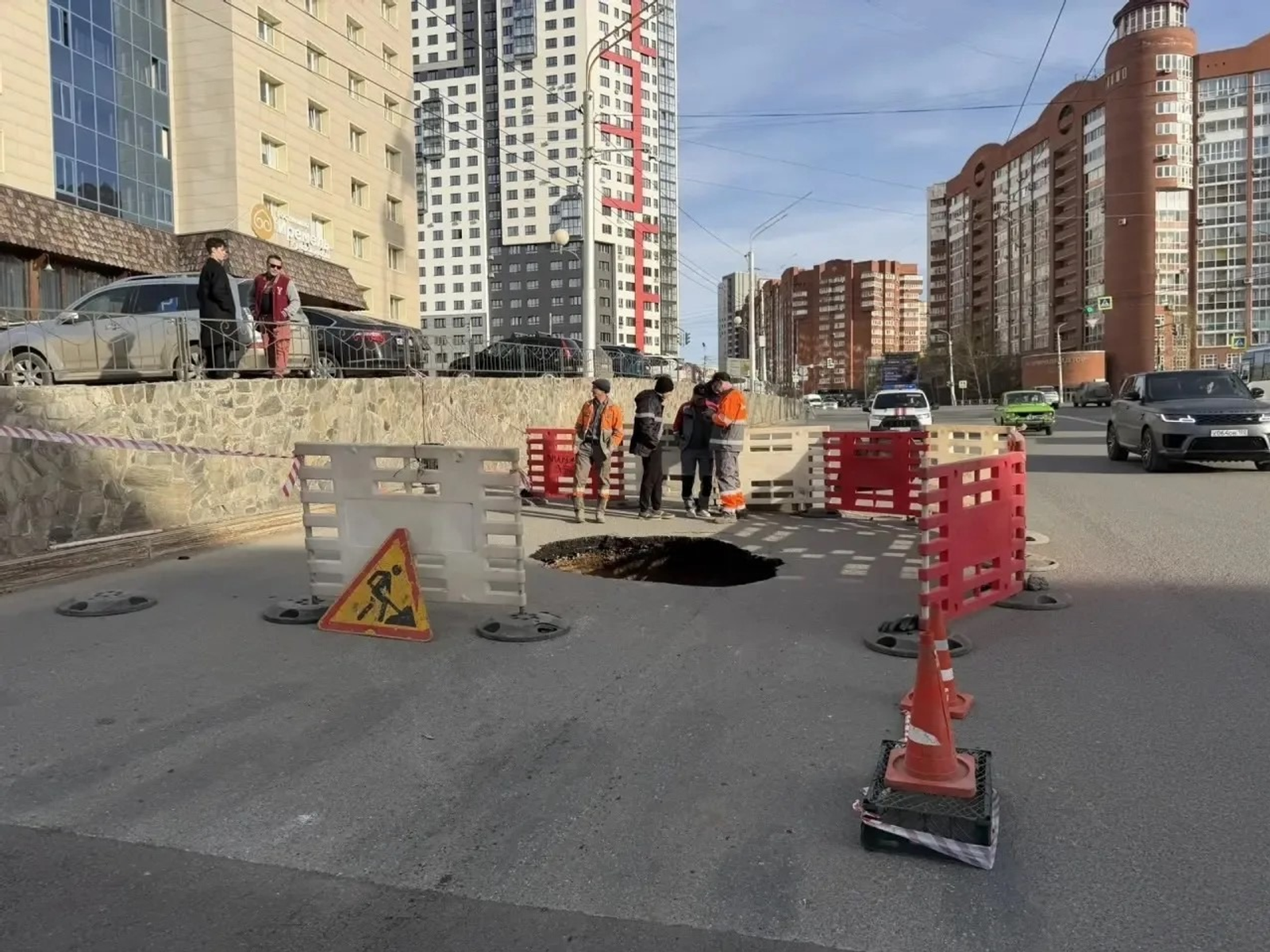 В Уфе на проезжей части произошёл провал грунта