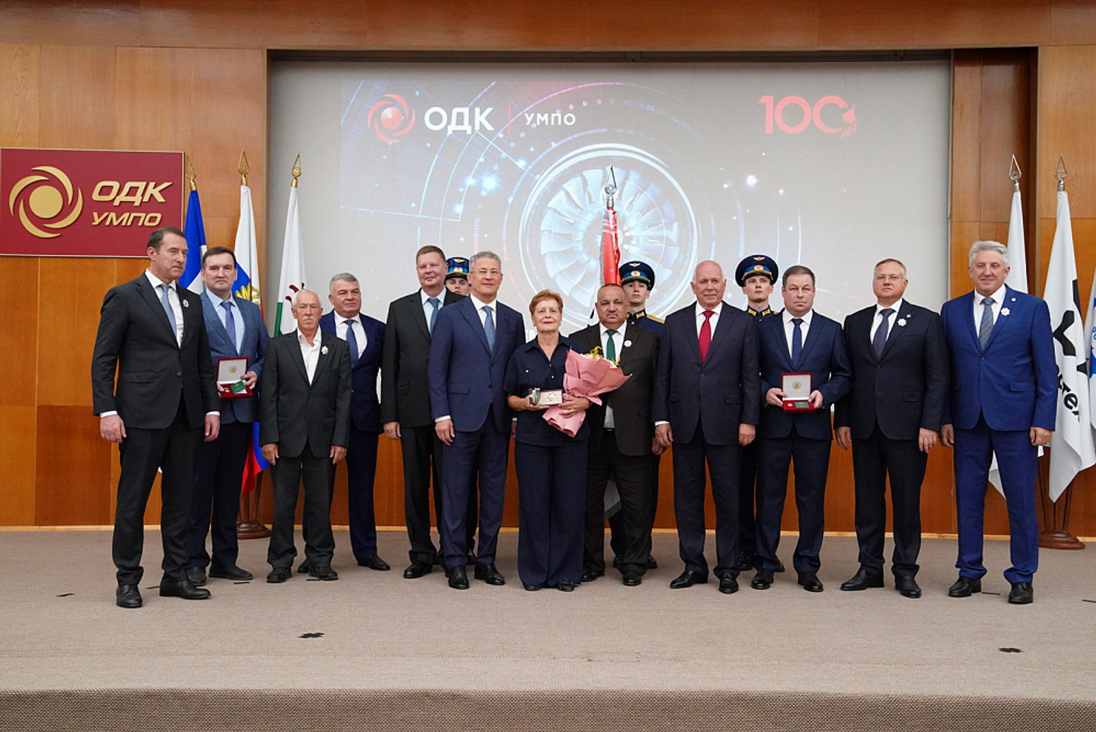 Владимир Путин наградил коллектив ОДК-УМПО орденом Александра Невского