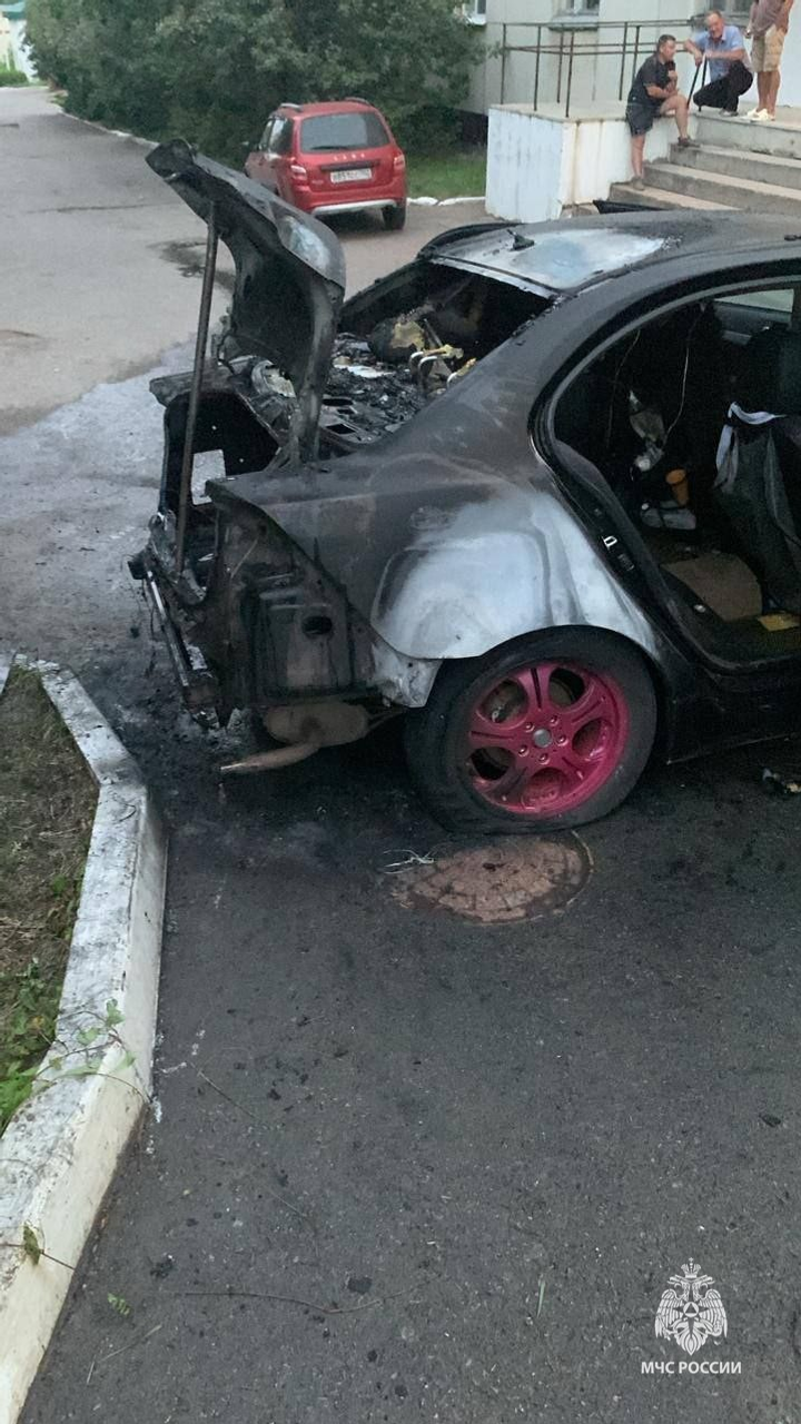 В Уфе на парковке сгорела иномарка