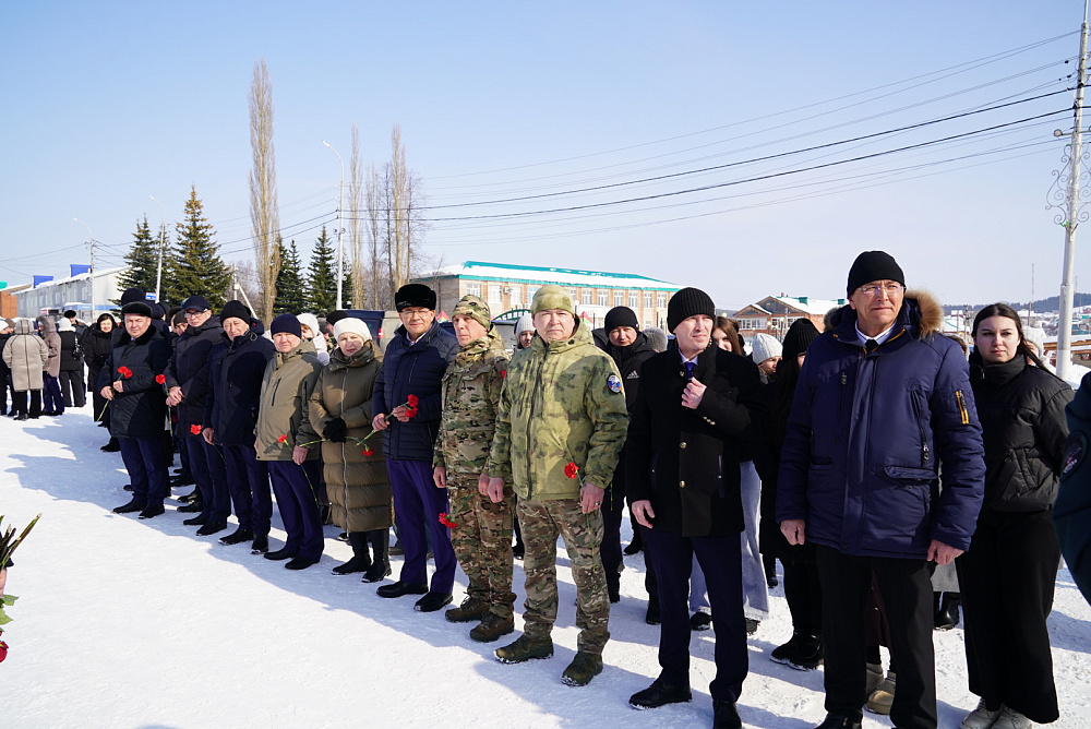 Глава Башкирии возложил цветы к мемориалу в селе Верхние Татышлы