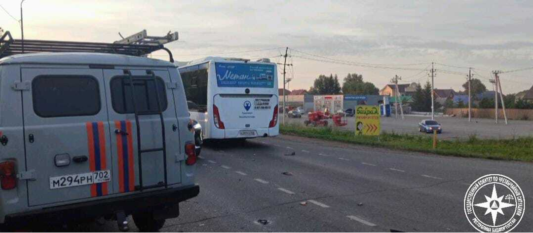 В Уфе водитель автобуса «отправил» легковушку в кювет