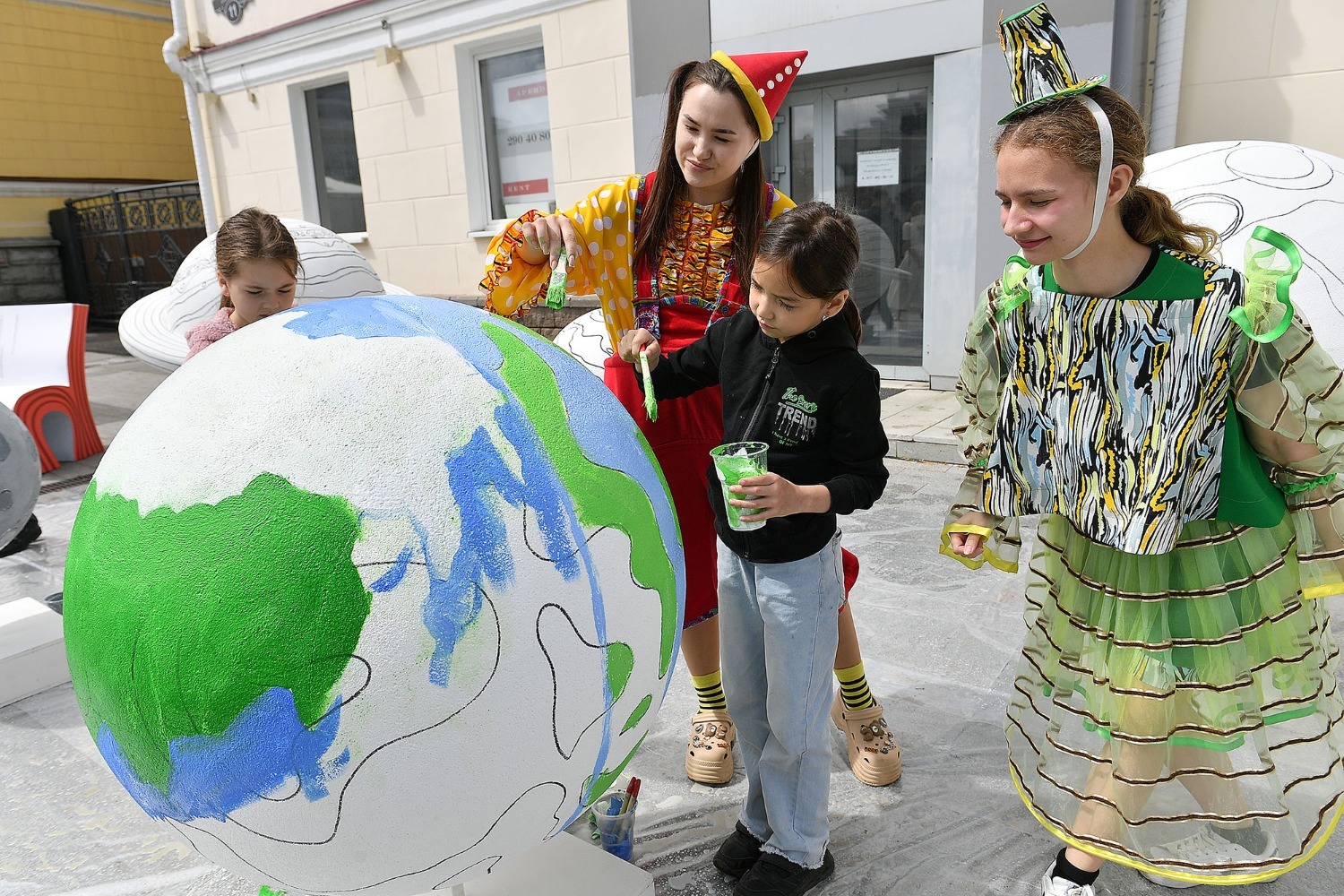 На фестивале можно было даже раскрасить планеты.