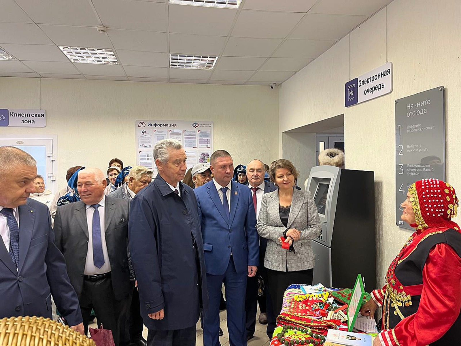 Эльвира ФАЗЛУТДИНОВА  В Центре была организована выставка изделий народного творчества.