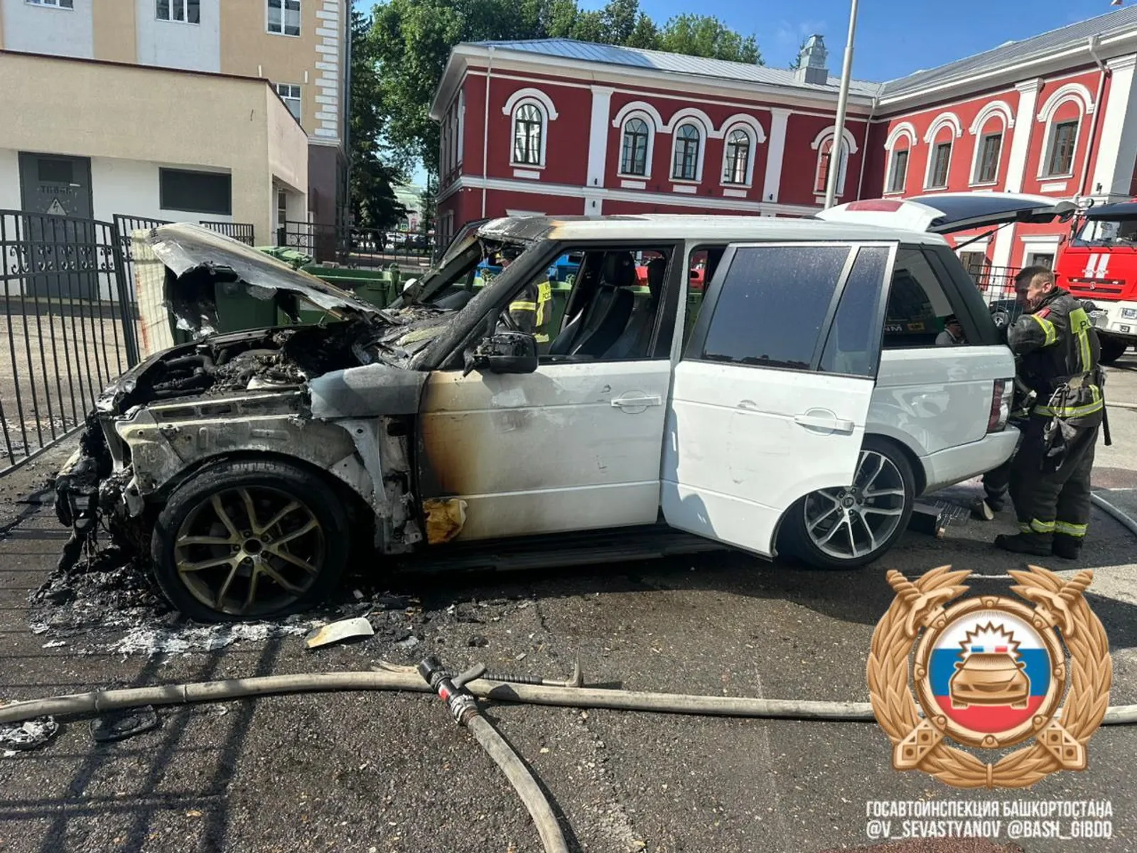 В Уфе сгорел брошенный возле торгового центра после ДТП внедорожник