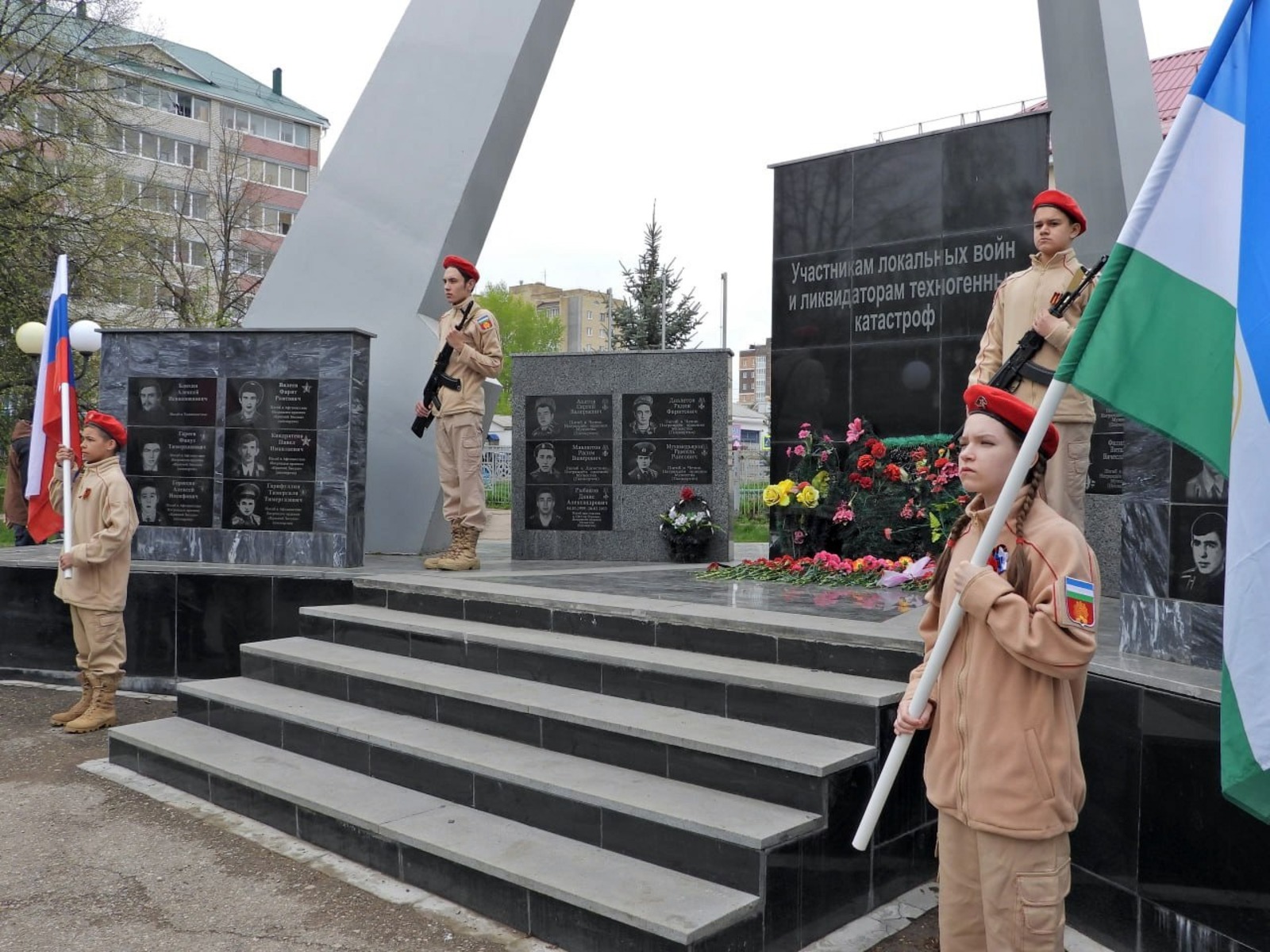 из архива детско-подросткового клуба «Ровесник» Даже отстояв в почетном карауле, ребята-юнармейцы не хотят снимать форму.