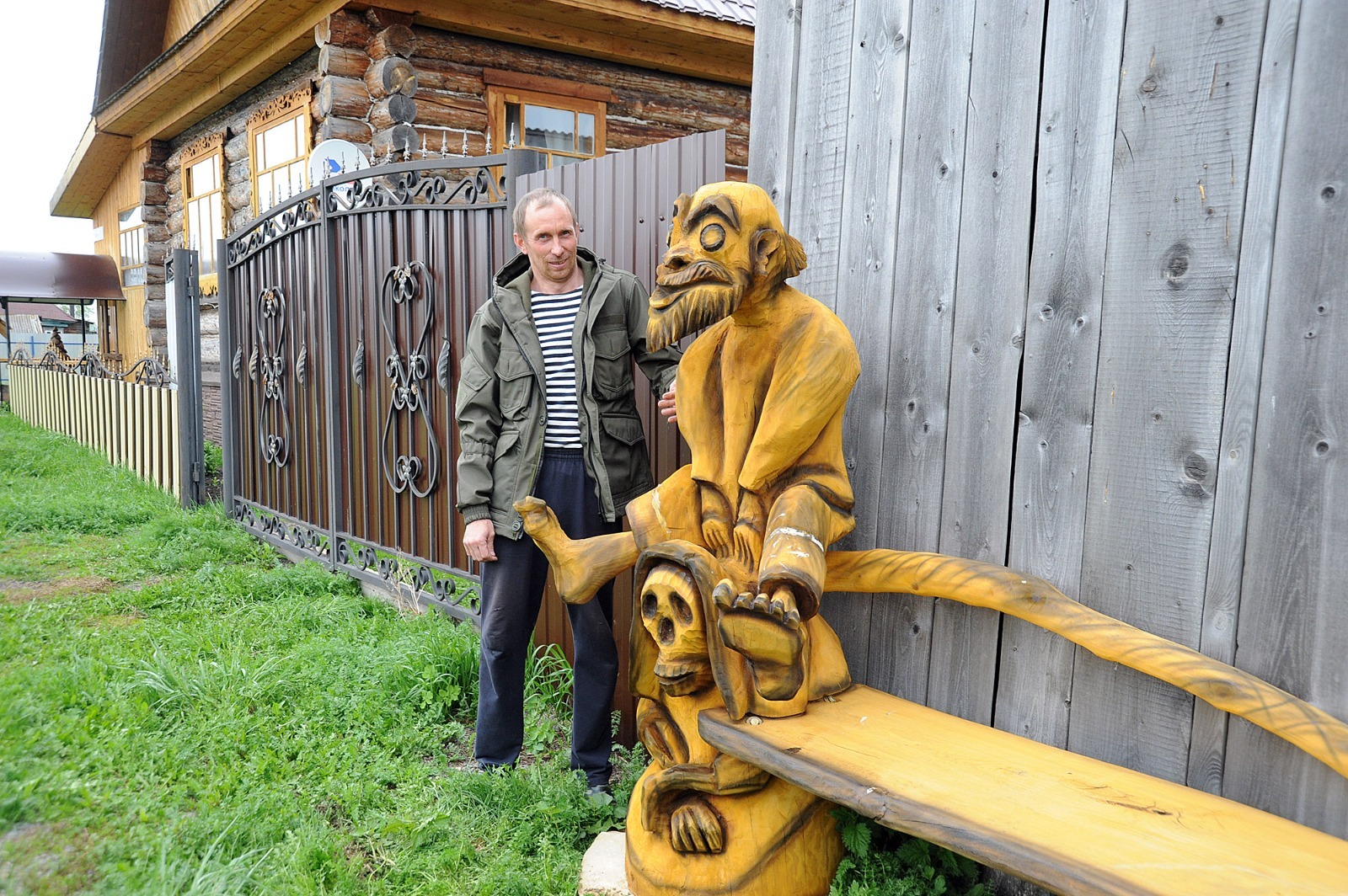 Ринат РАЗАПОВ  Владимир Курбатов показал одну из поделок своего сына-мастера.