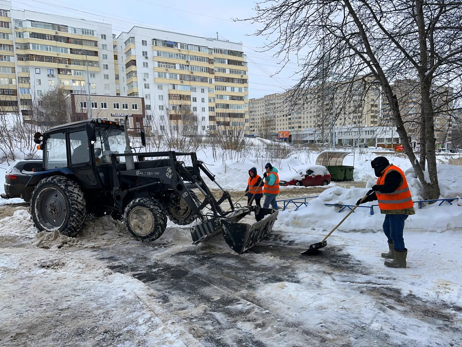 Ильгиз РАФИКОВ  В Уфе есть места, где уборка снега проводится по графику.