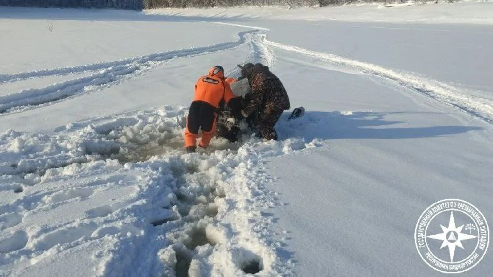 В Башкирии мужчина на снегоходе провалился под лёд