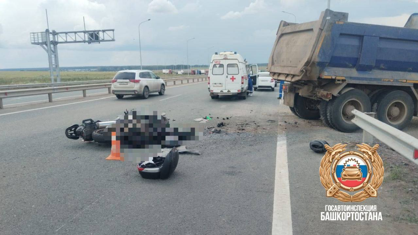 В Башкирии в столкновении с грузовиком разбился мотоциклист