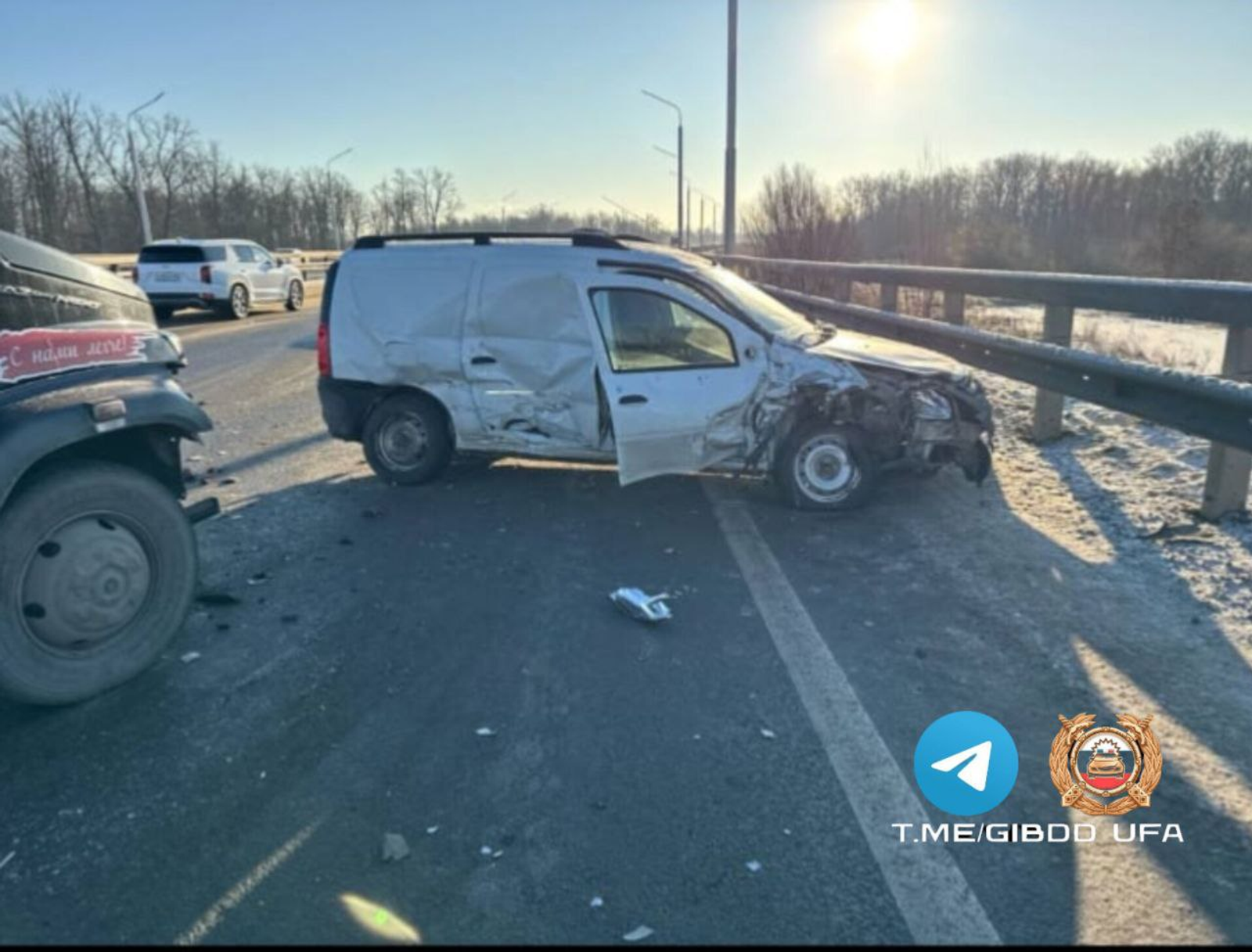 В Уфе водитель эвакуатора врезался в машину, стоявшую на месте ДТП
