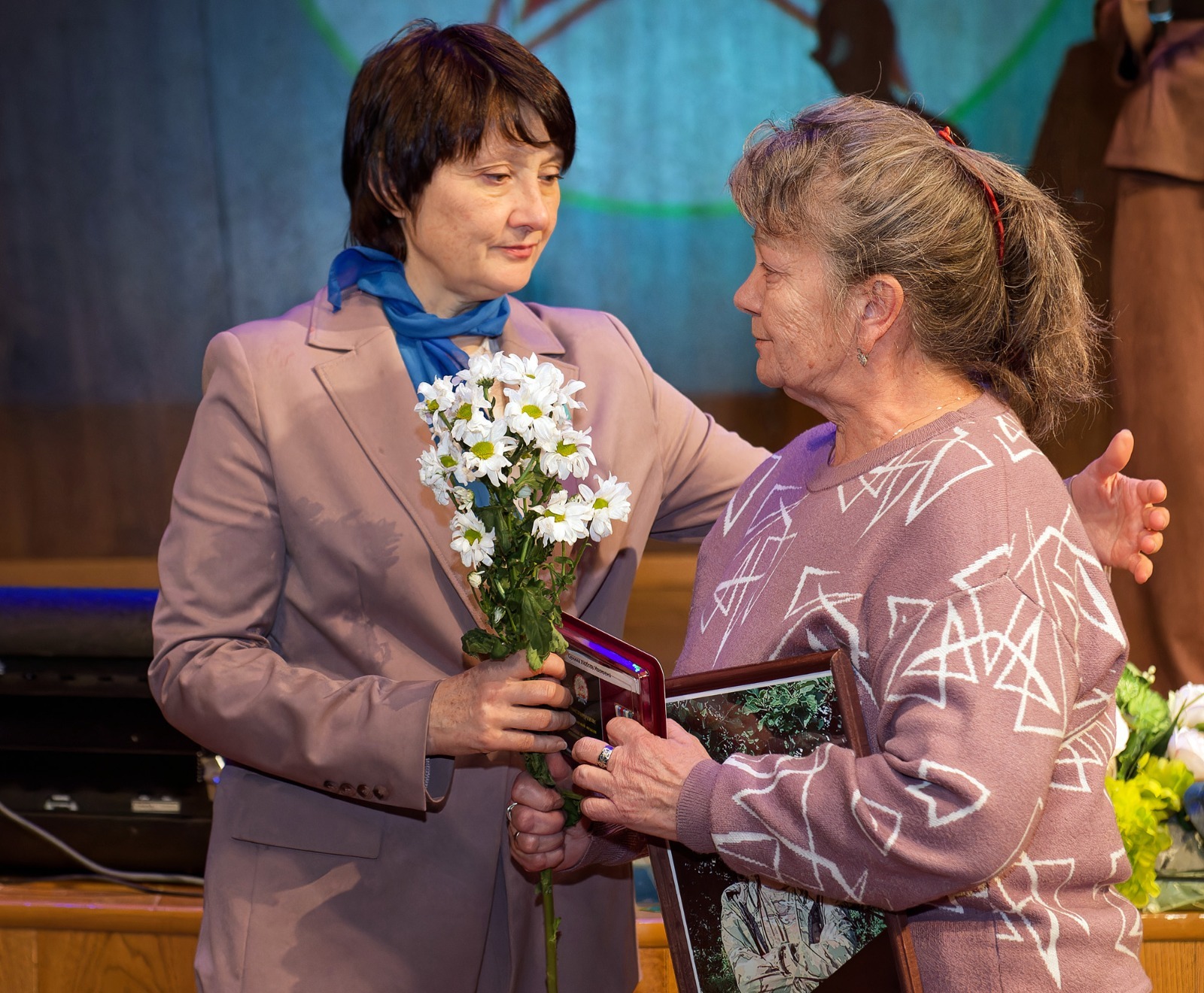 Альберт ЗАГИРОВ  Медаль «Семье погибшего защитника Отечества» получила мама бойца СВО Любовь Ивановна Сенина.