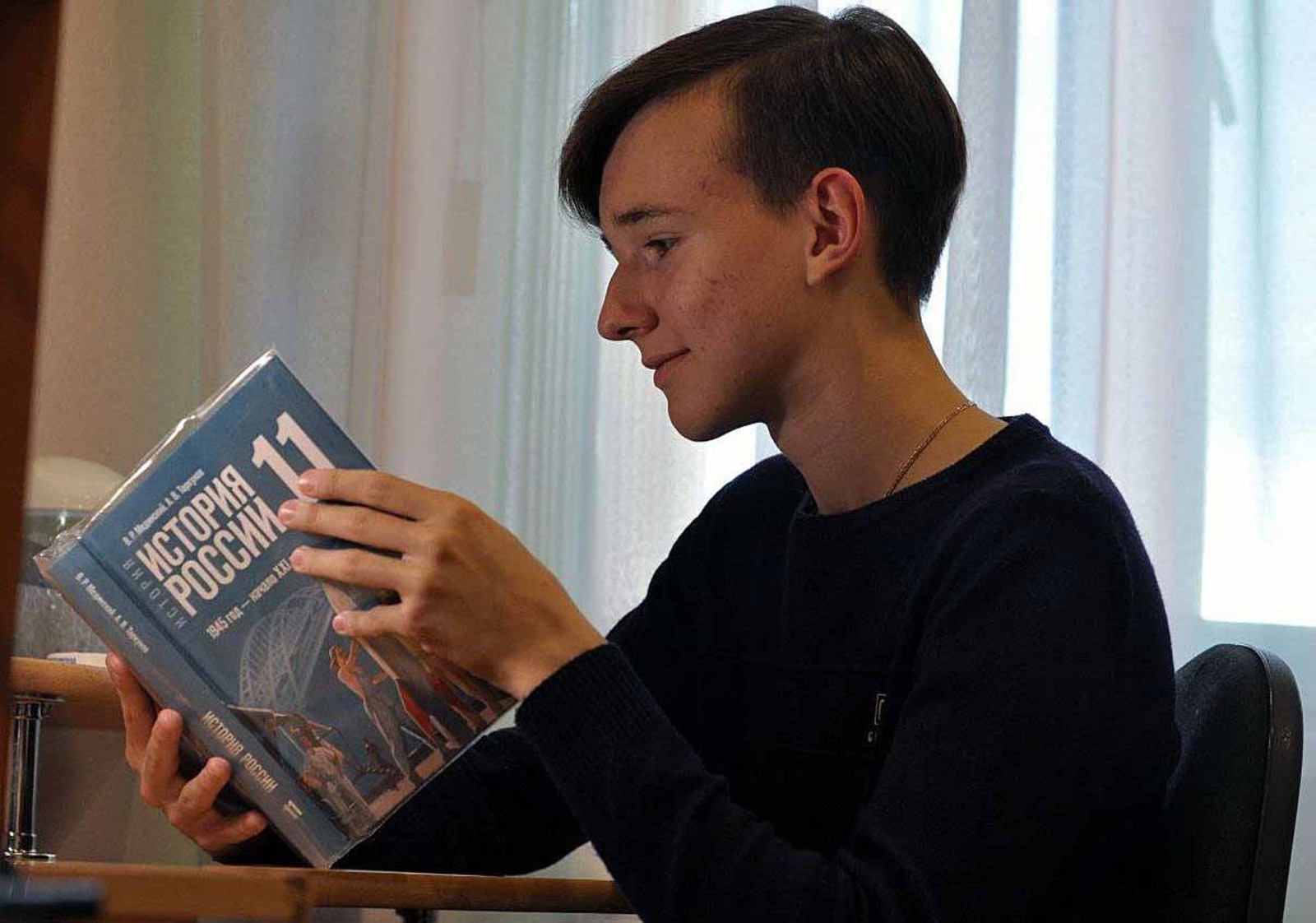 Айгуль МУРЗАГАЛИЕВА  Данил Ерусланов из школы №2 в Ишимбае получил новые учебники одним из первых.