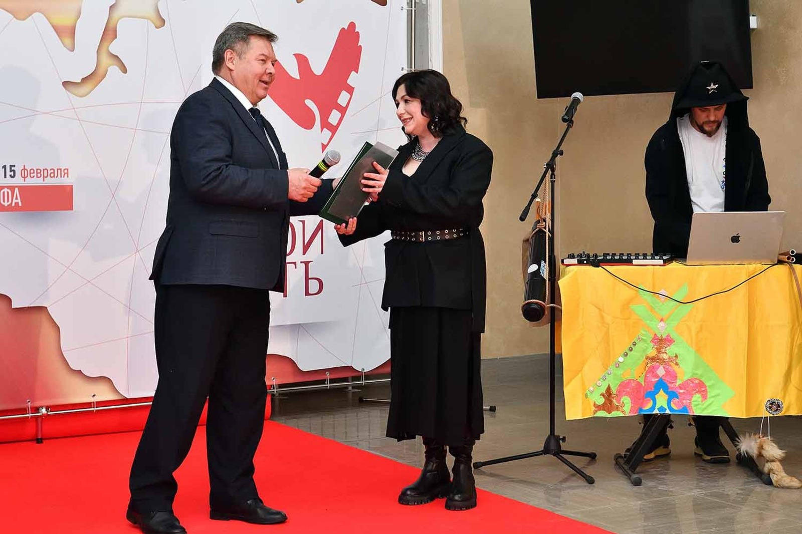 Альберт ЗАГИРОВ  Президент кинофестиваля Юлия Быба открывает форум.
