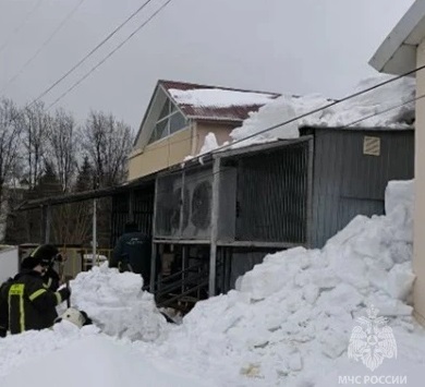 В Уфе упавший с балкона лёд покалечил пенсионерку