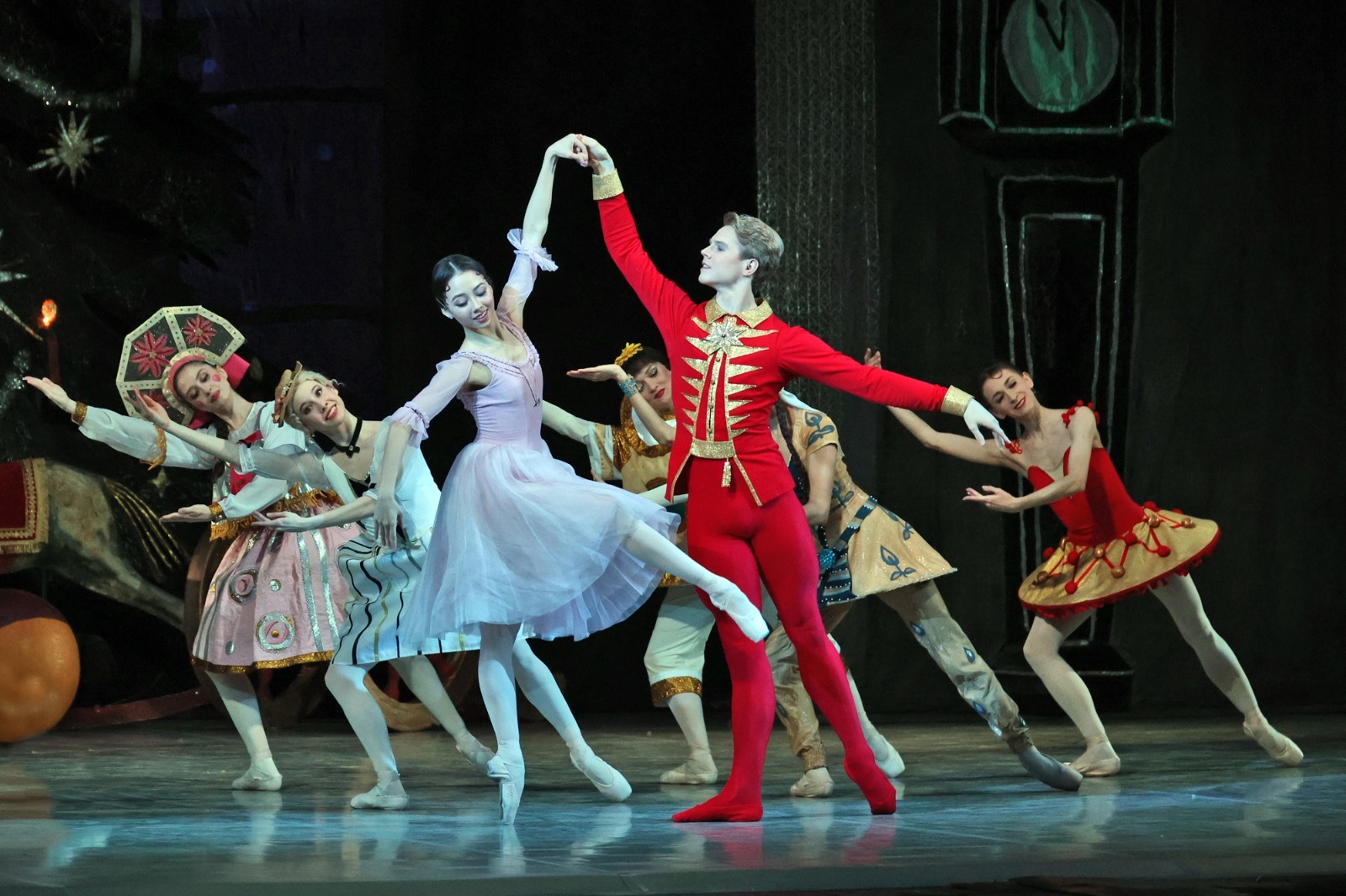 Александр ДАНИЛОВ  «Щелкунчик»: Мари — Елизавета Кокорева (Большой театр России), Принц — Даниил Потапцев (Большой театр России).