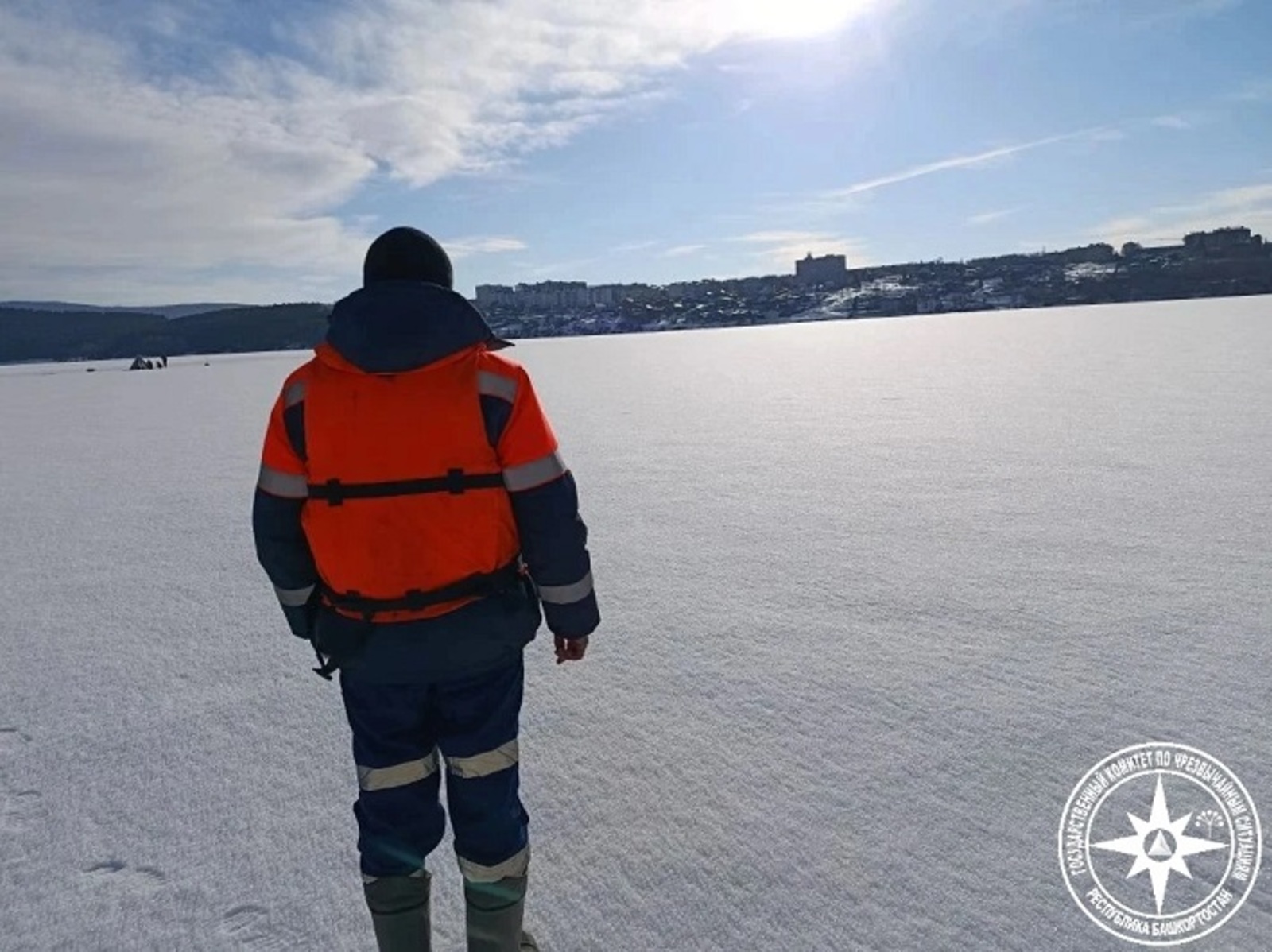 В Башкирии к двум рыбакам на льду пруда примчались спасатели