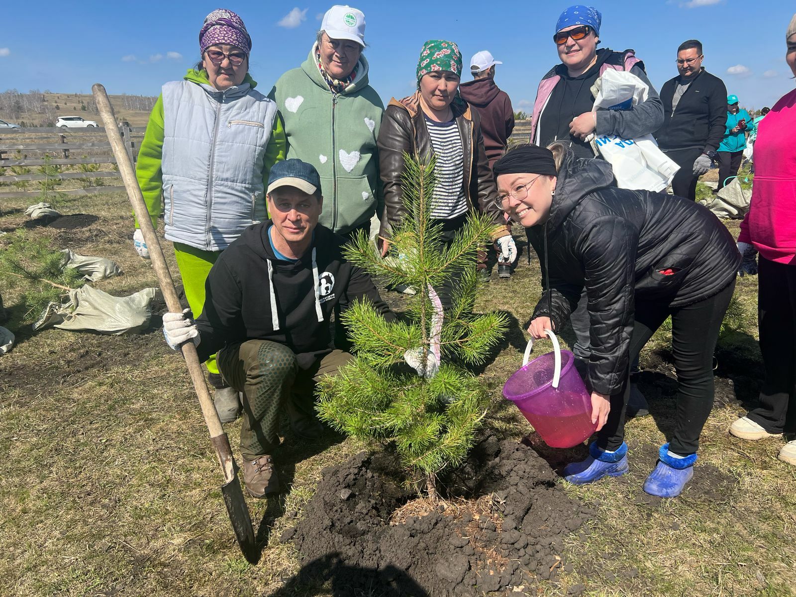 На субботнике у озера Талкас собрали 218 мешков мусора и посадили 200 деревьев