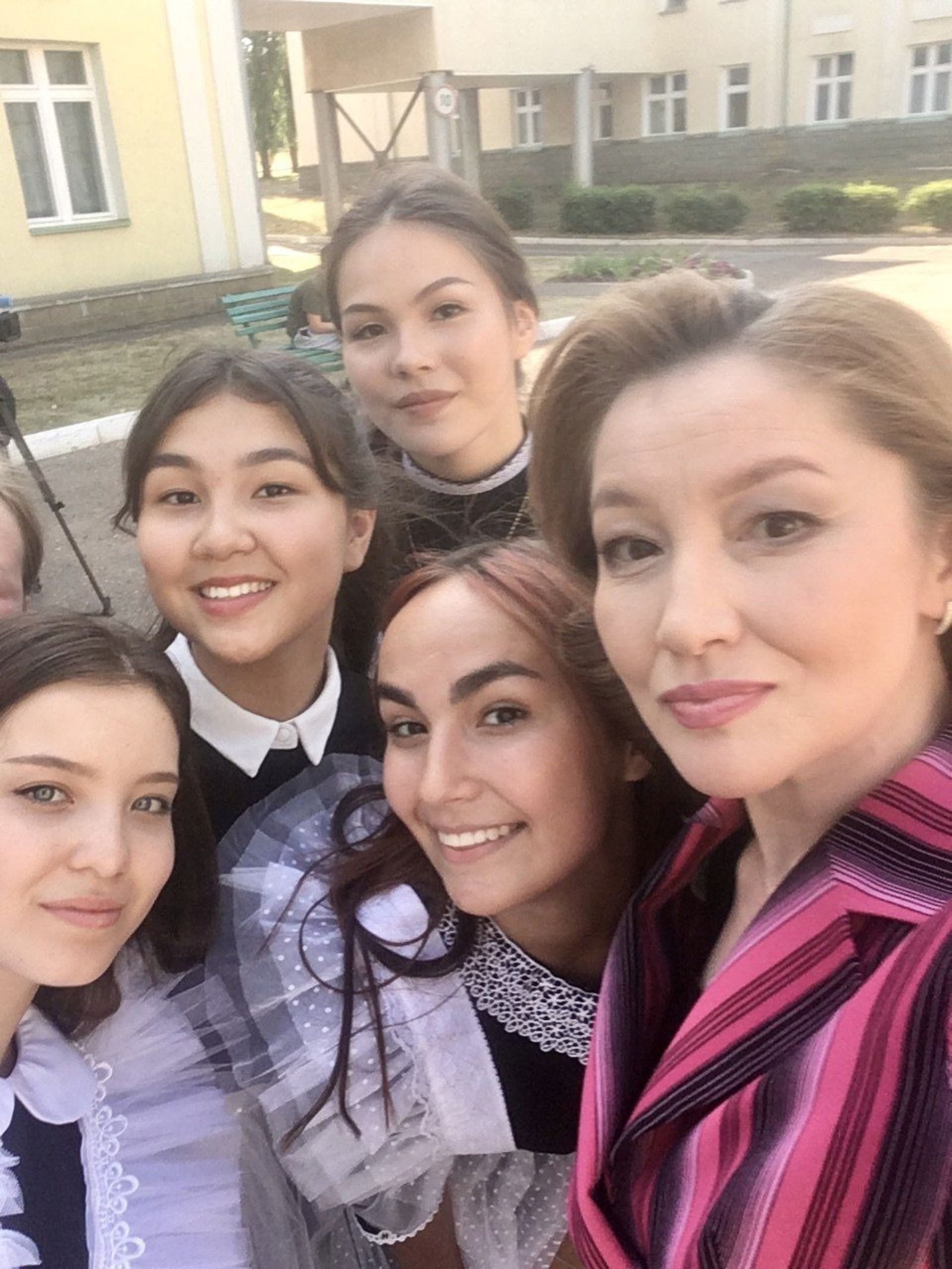 Айгуль Усманова (справа) — автор телефильмов и статей о культуре и образовании. // Фото из личного архива Айгуль УСМАНОВОЙ.