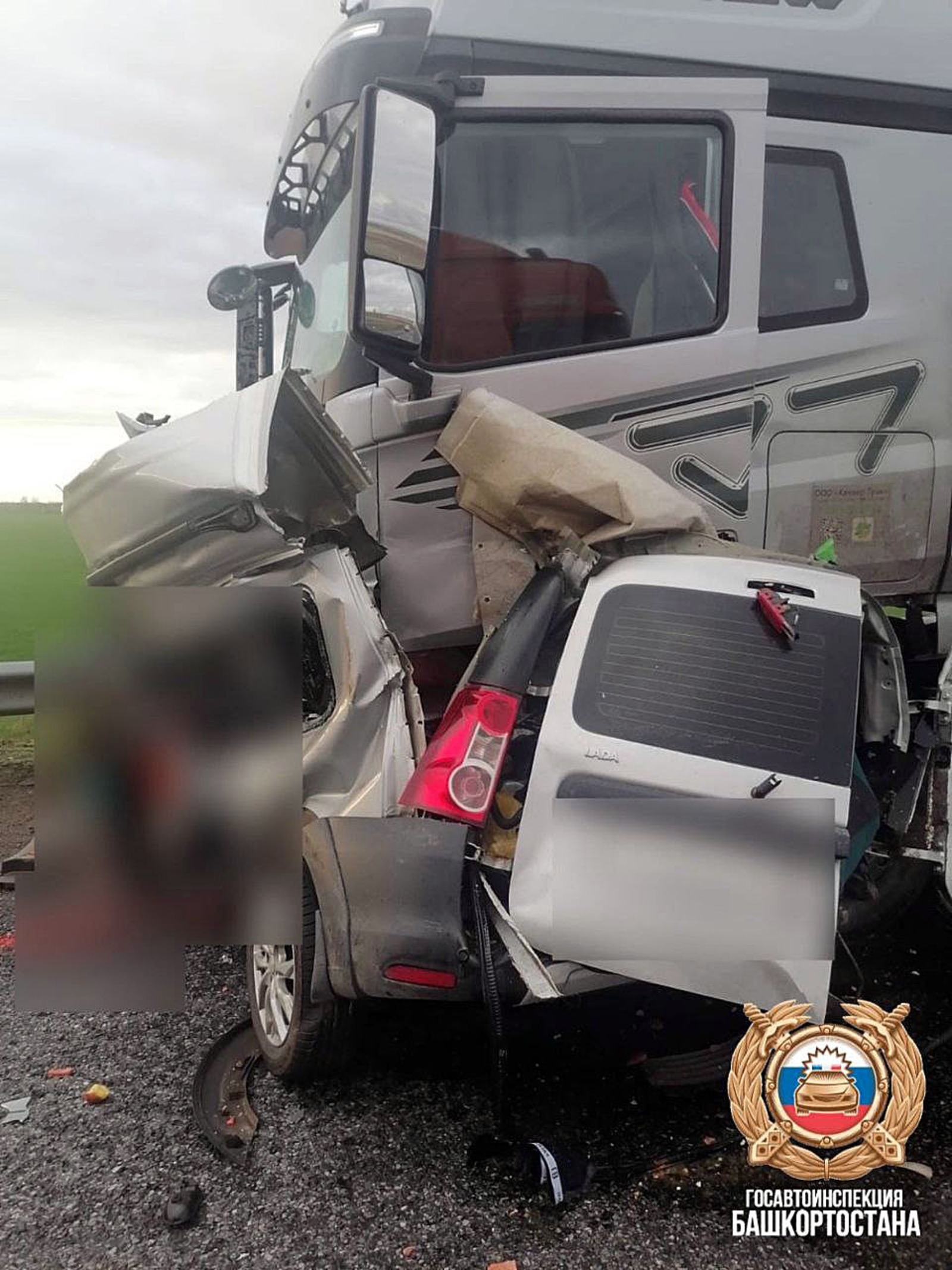 В Башкирии в столкновении с фурой погибли водитель и два пассажира легковушки
