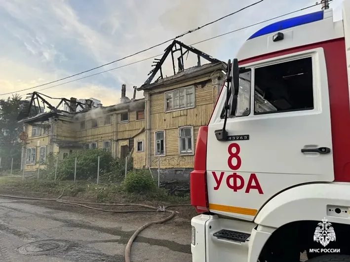 В Уфе загорелся расселённый дом на улице Октябрьской революции