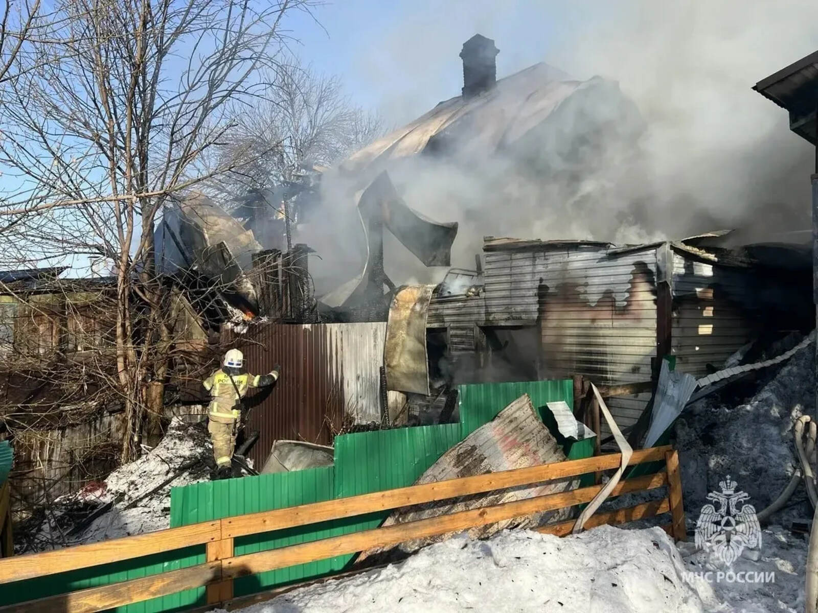 Сразу несколько квартир сгорели в двухэтажном жилом доме в Уфе