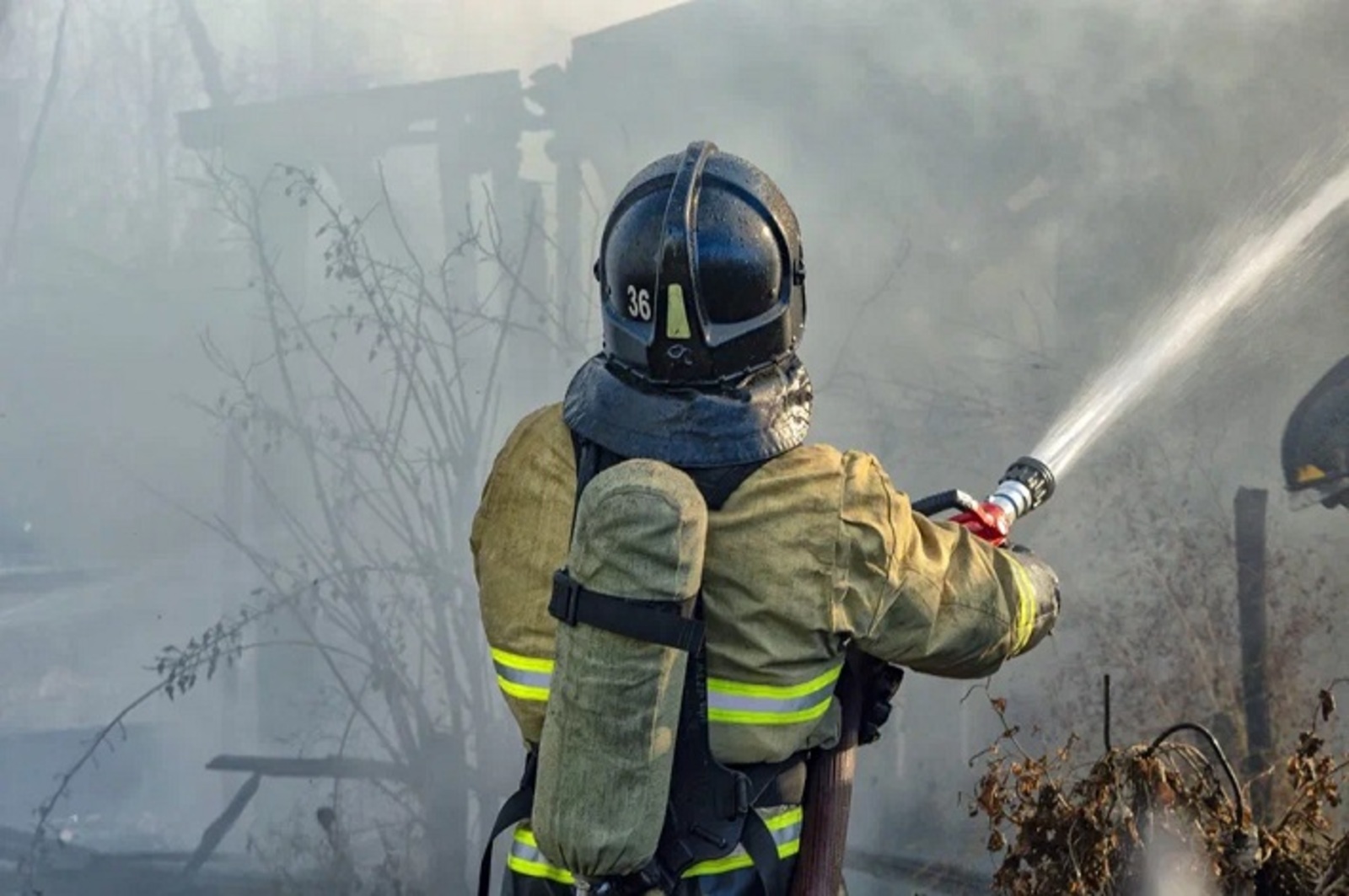В Уфе загорелся коттедж напротив ТЦ «Планета»