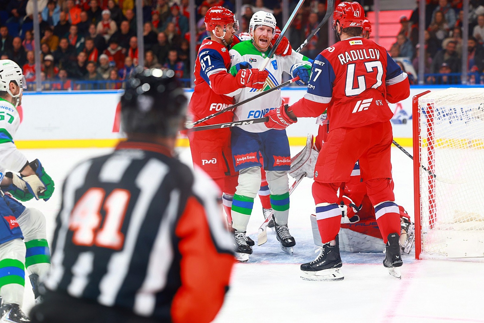 пресс-служба ХК «СЮ» Юлаевец Родуолд (в центре в бело-зеленой форме), несмотря на постоянную опеку соперников, все-таки сумел забить очень нужный гол.