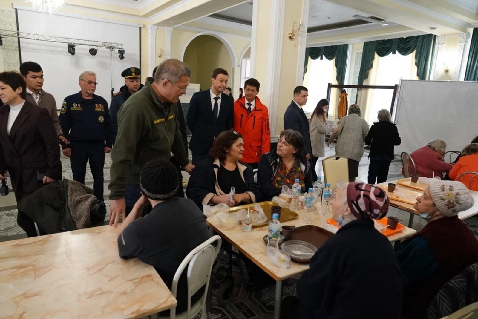 Радий Хабиров встретился в санатории с беженцами из Донбасса и Украины