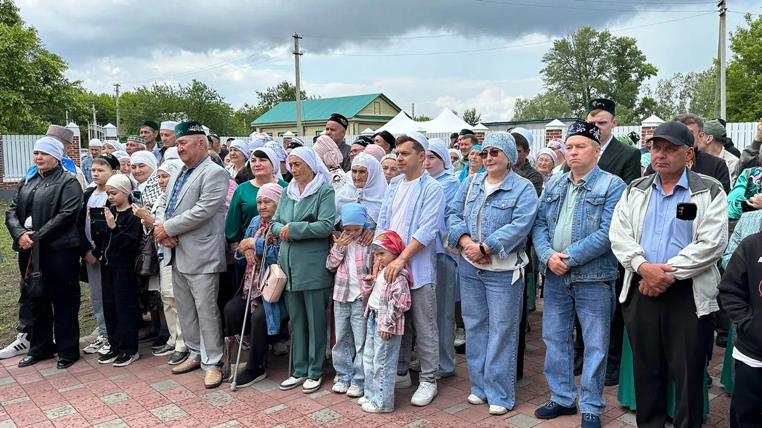 Раиф БАДЫКОВ  ...жители и гости села Тарказы.
