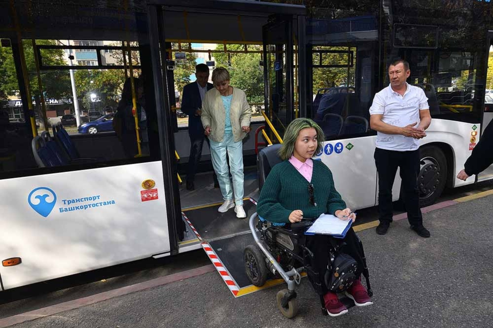 Альберт ЗАГИРОВ  Все новые автобусы оборудованы специальными приспособлениями для перевозки маломобильных граждан.