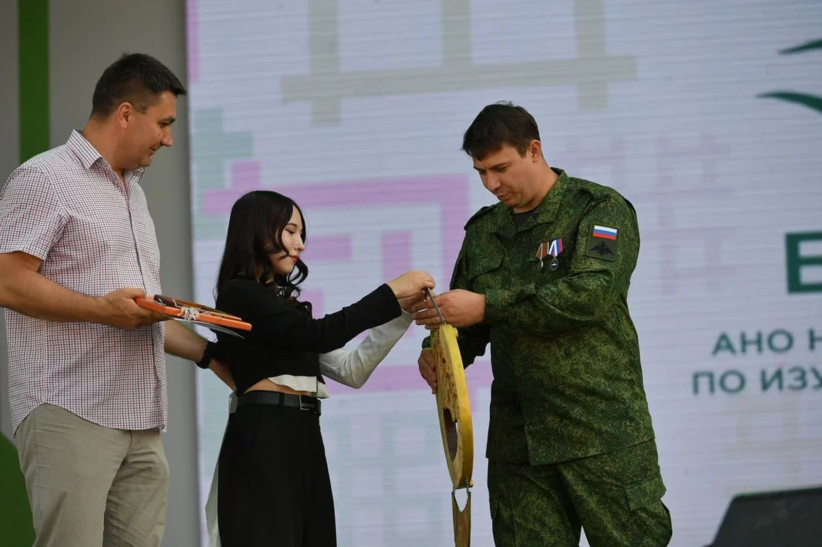 На фестивале «Айда играть» передали детские картины для бойцов СВО из Башкирии