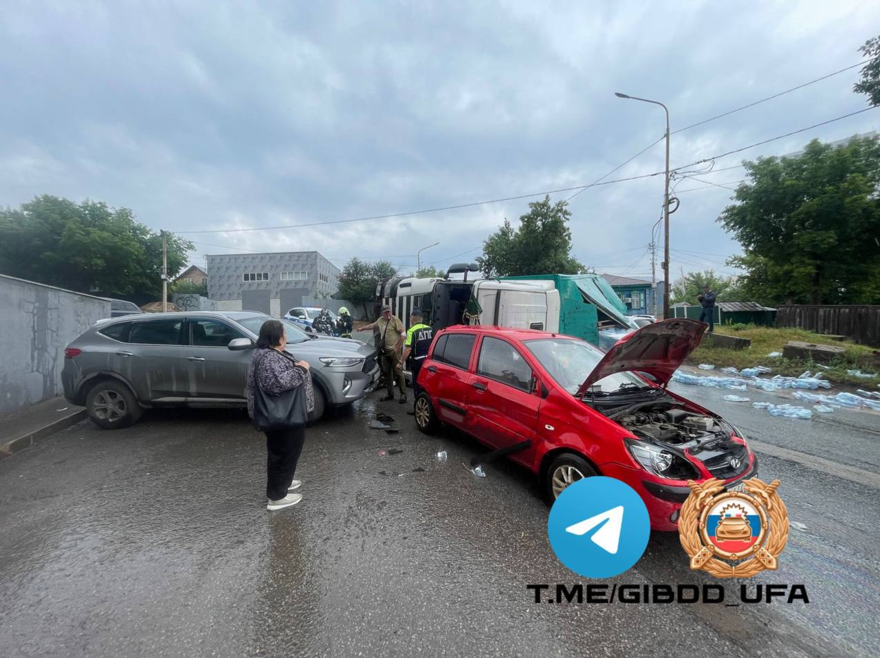 В Уфе грузовик снёс припаркованные легковушки